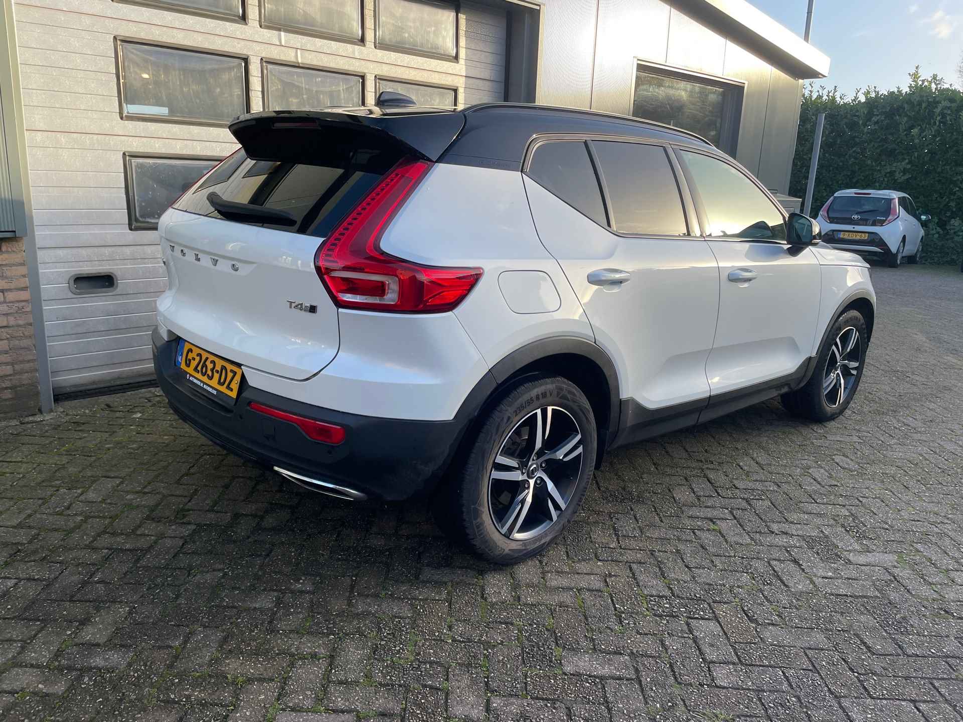 Volvo XC40 2.0 T4 AWD R-Design, Panodak, Leer - 4/21