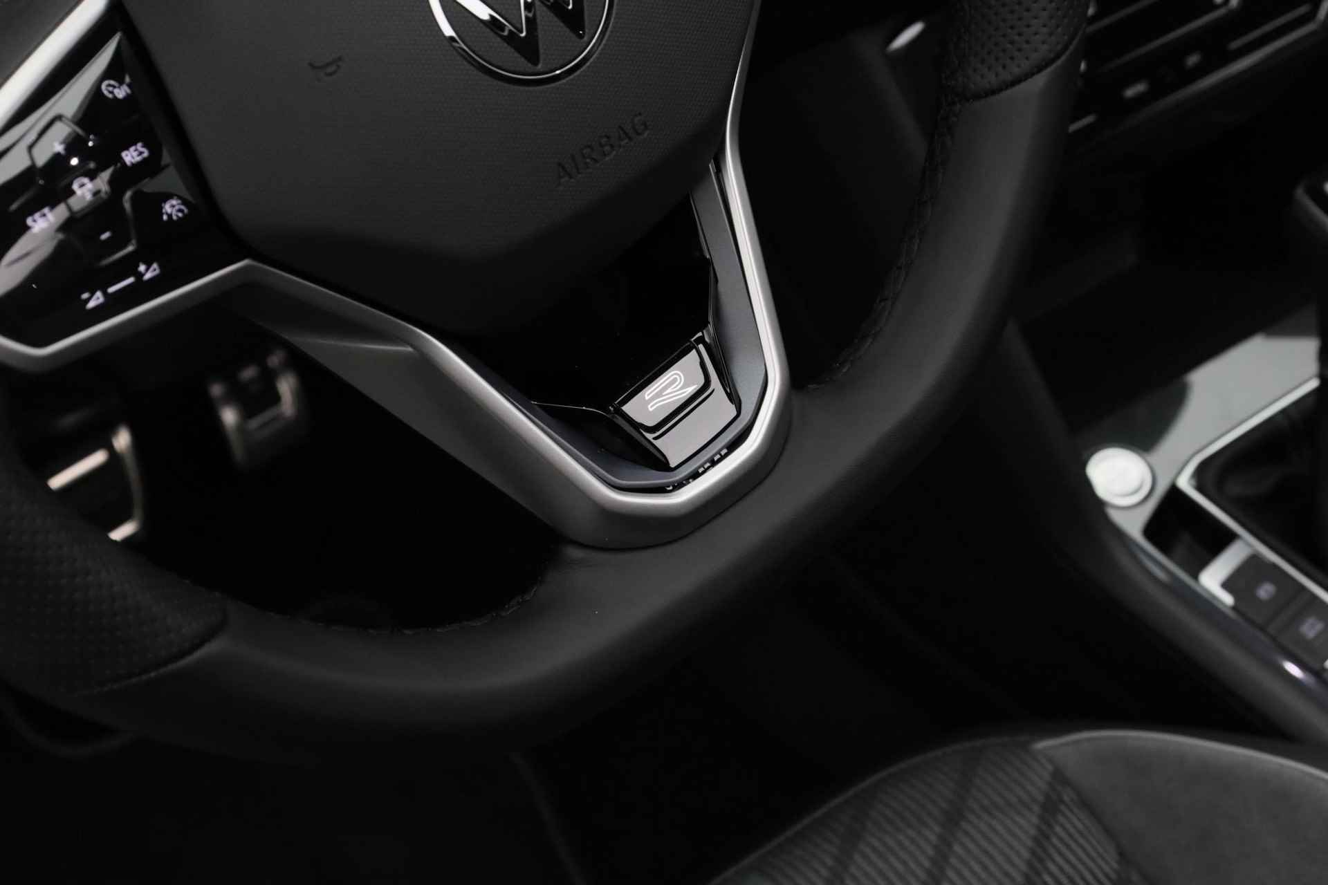 Volkswagen Tiguan 1.4 TSI 245PK DSG eHybrid R-Line Business Black Style | Pano | Trekhaak | Camera | Navi | Stoelverwarming - 29/50