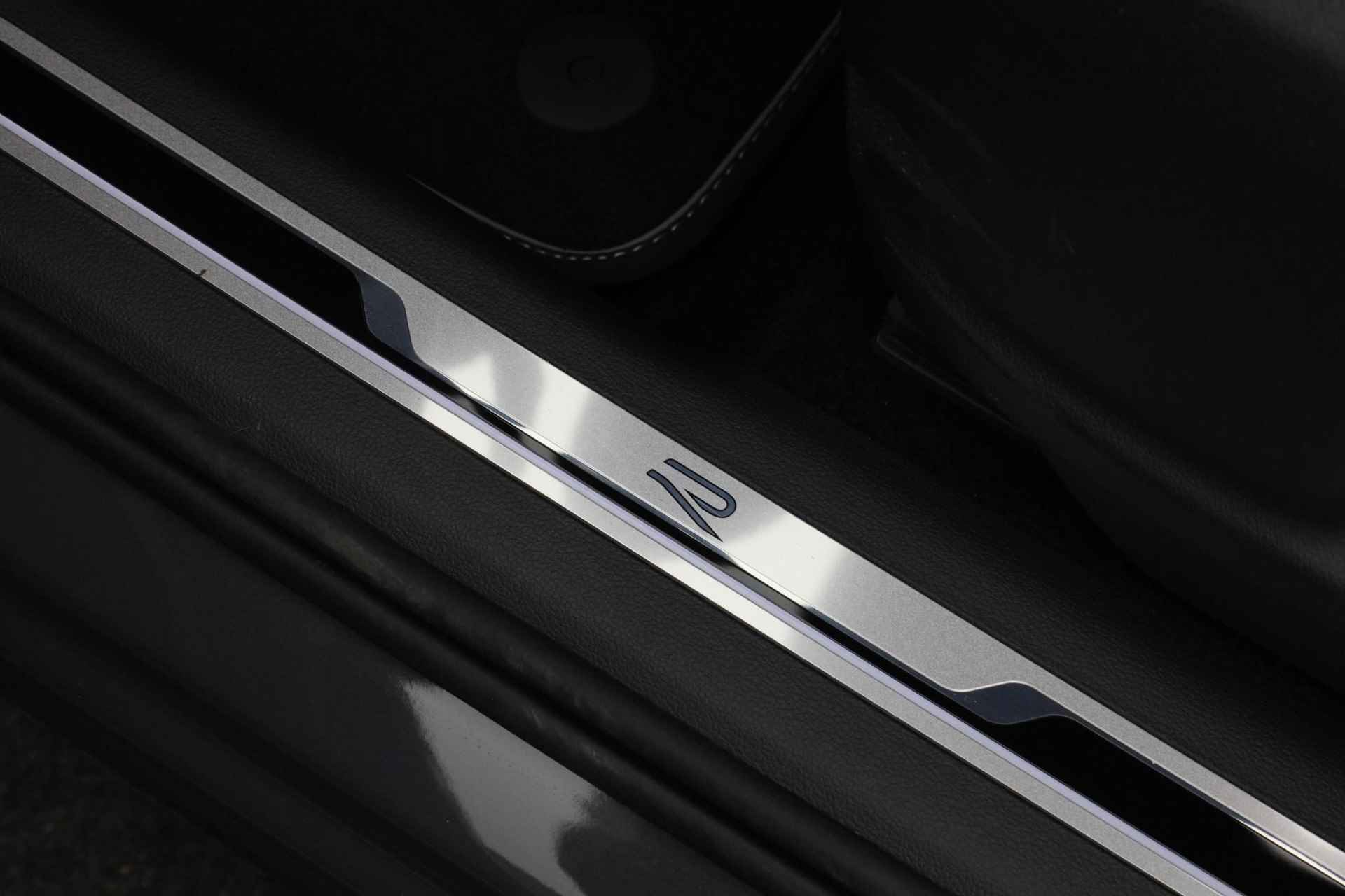 Volkswagen Tiguan 1.4 TSI 245PK DSG eHybrid R-Line Business Black Style | Pano | Trekhaak | Camera | Navi | Stoelverwarming - 39/50