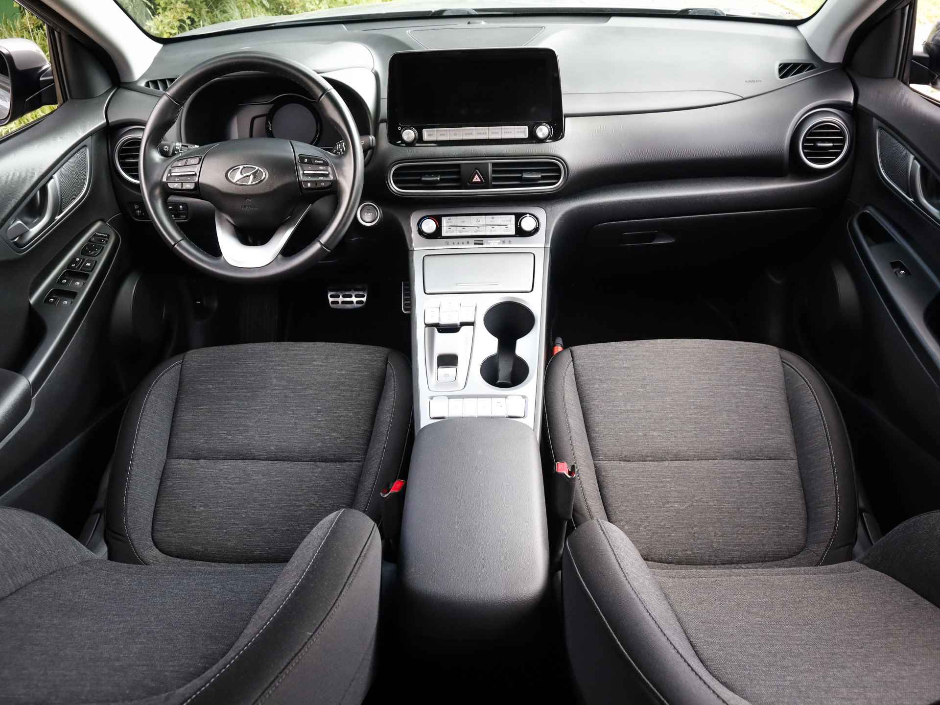 Hyundai KONA EV Fashion 64 kWh (Subsidie Mogelijk) (204PK) 1e-Eig, Hyundai-Dealer-Onderh, 12-Mnd-BOVAG, NL-Auto, Warmtepomp, Navigatie/Apple-Carplay/Android-Auto, Dodehoeksensor, Head-Up-Display, Lane-Assist, Parkeersensoren-V+A, LM.-Velgen-17Inch, K Voorruit-Verwarmd, Premium-Audio, Adaptive-Cruise-Control, Privacy-Glas - 3/36