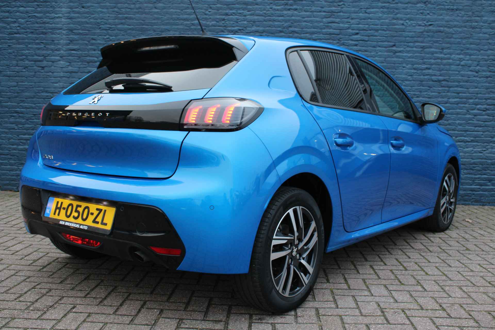 Peugeot 208 5drs 1.2 PureTech 100pk Allure | Navi by app | Parkeersensoren | Apple Carplay | Lichtmetaal | - 3/31