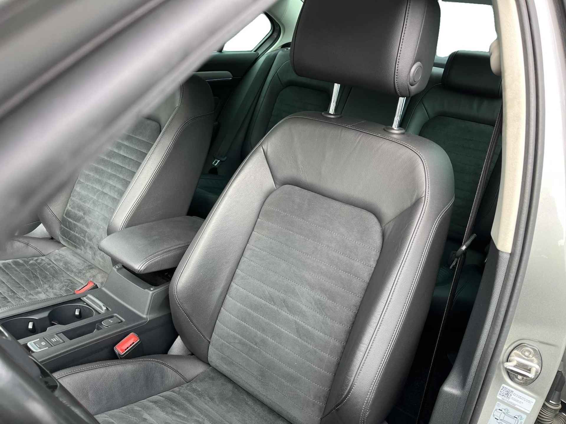 Volkswagen Passat 1.4 TSI GTE Connected Series Plus Apple Carplay, Panorama dak, Virtual Cockpit, Leder/Alcantara, Stoelverwarming, ACC, Dual Climate Control (MET GARANTIE*) - 9/35