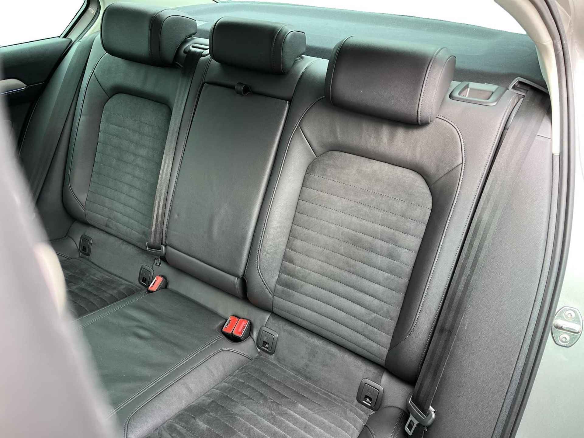 Volkswagen Passat 1.4 TSI GTE Connected Series Plus Apple Carplay, Panorama dak, Virtual Cockpit, Leder/Alcantara, Stoelverwarming, ACC, Dual Climate Control (MET GARANTIE*) - 10/35