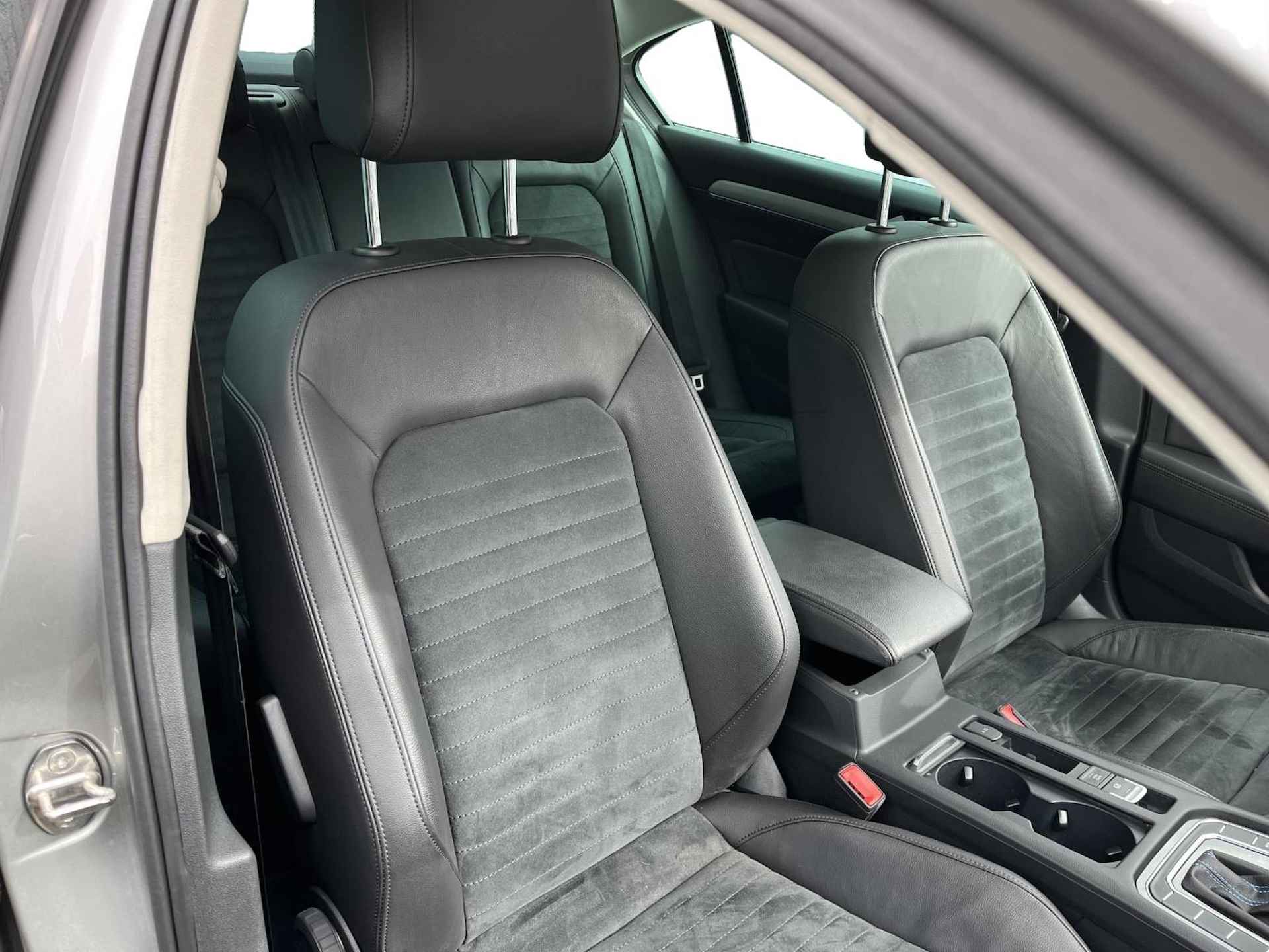 Volkswagen Passat 1.4 TSI GTE Connected Series Plus Apple Carplay, Panorama dak, Virtual Cockpit, Leder/Alcantara, Stoelverwarming, ACC, Dual Climate Control (MET GARANTIE*) - 12/35