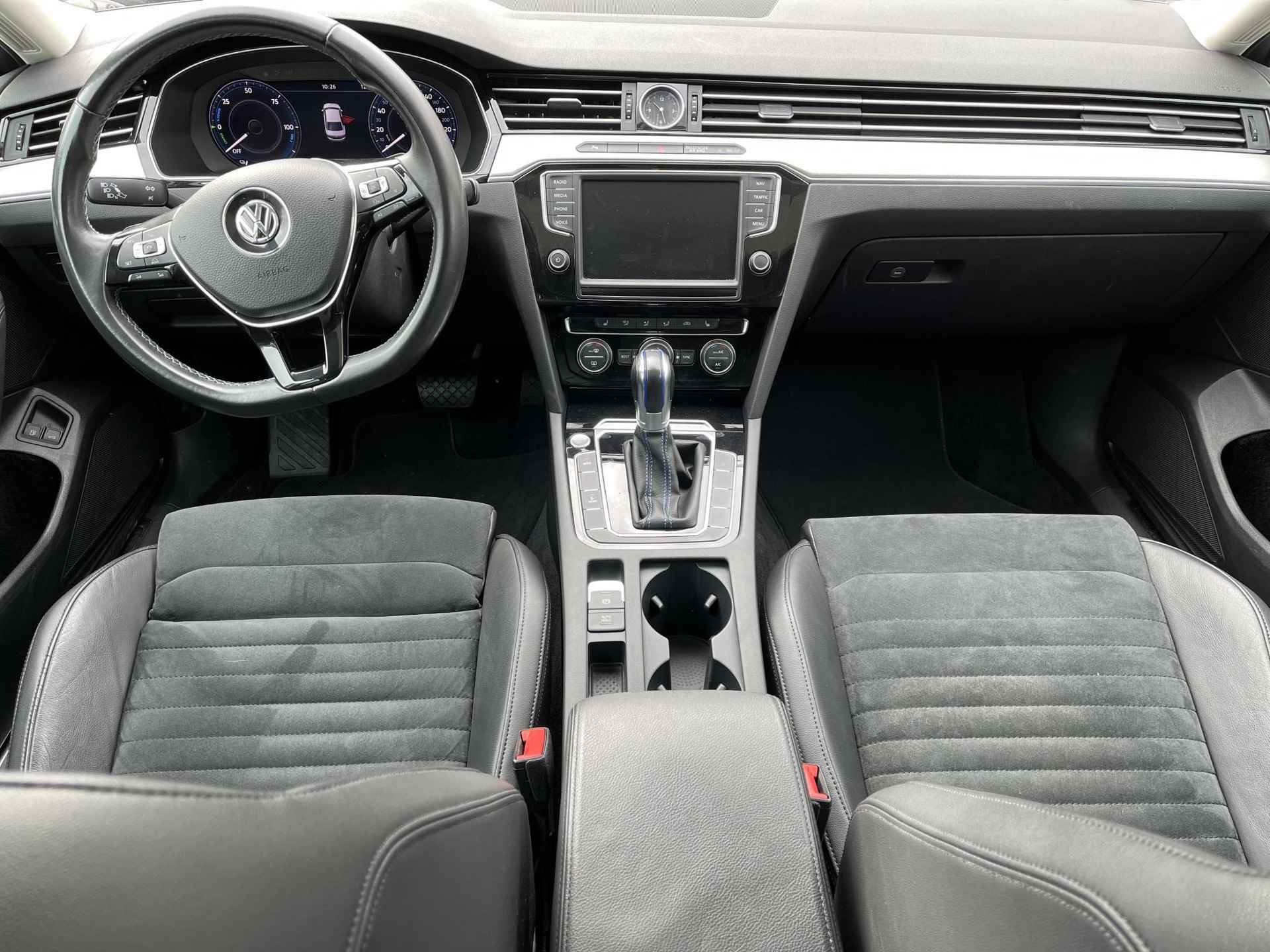 Volkswagen Passat 1.4 TSI GTE Connected Series Plus Apple Carplay, Panorama dak, Virtual Cockpit, Leder/Alcantara, Stoelverwarming, ACC, Dual Climate Control (MET GARANTIE*) - 13/35