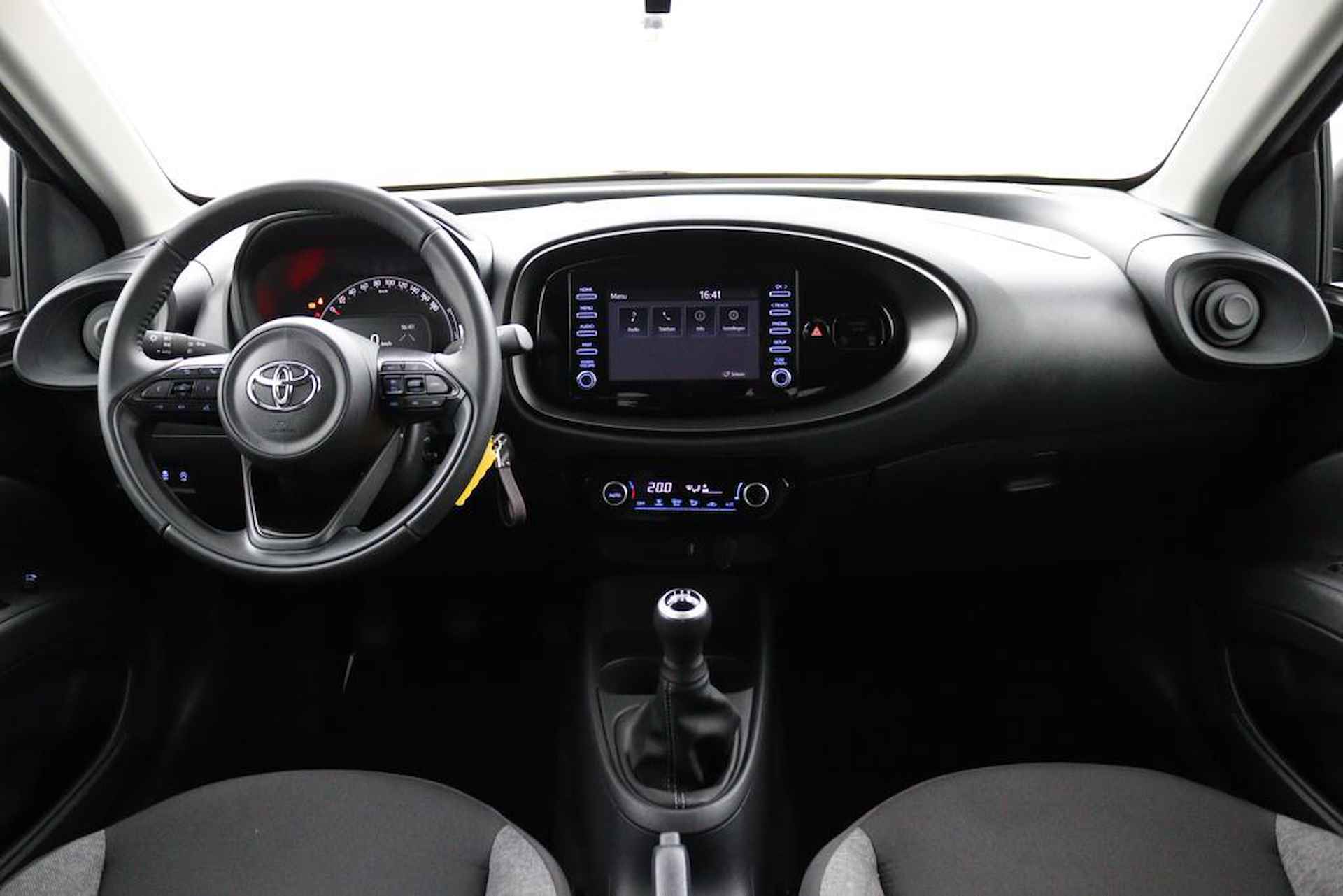 Toyota Aygo X 1.0 VVT-i MT first | Lichtmetalen Velgen | Automatische Airco | Privacy Glas | Achteruitrijcamera | Apple Carplay | Android Auto | - 3/42