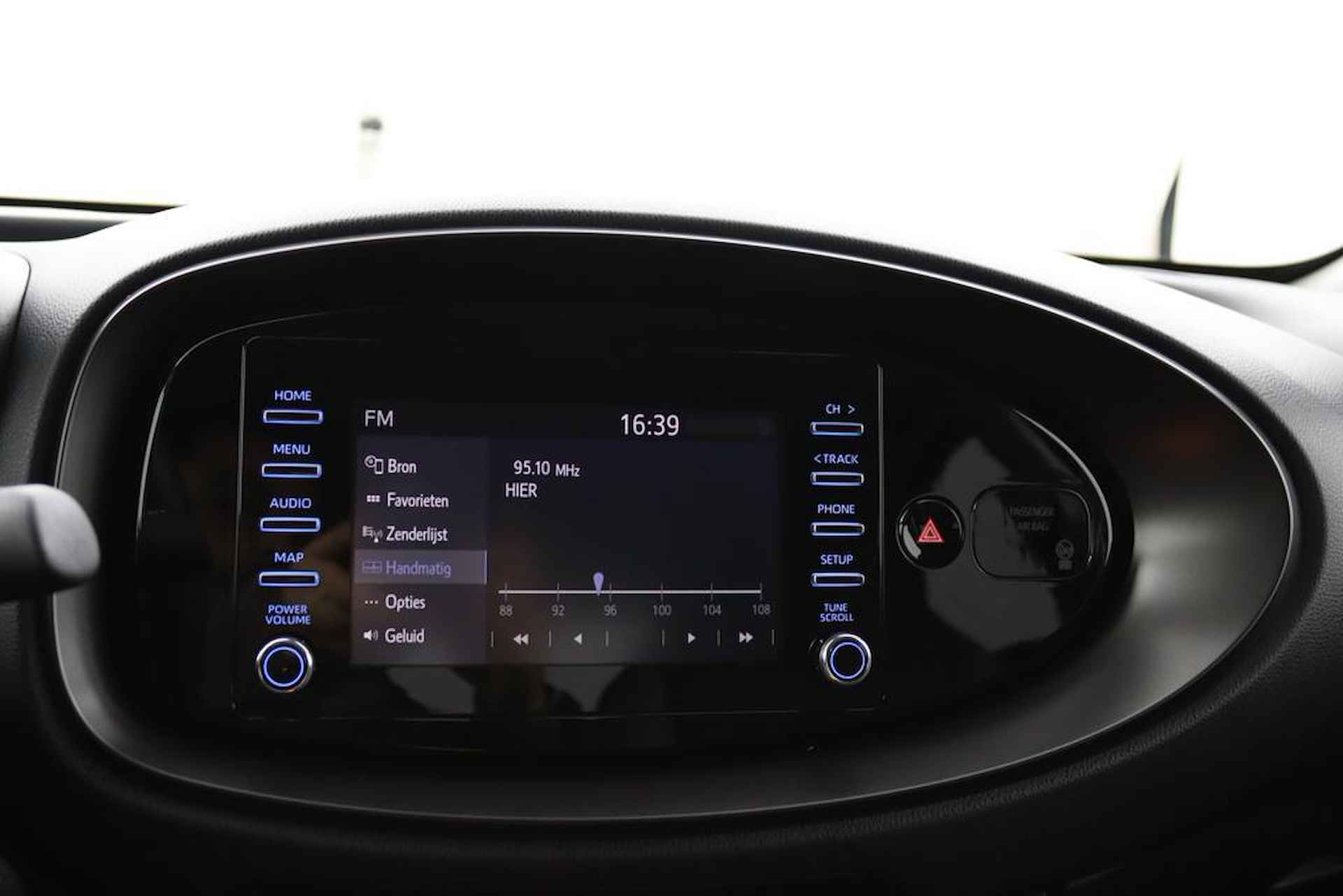 Toyota Aygo X 1.0 VVT-i MT first | Lichtmetalen Velgen | Automatische Airco | Privacy Glas | Achteruitrijcamera | Apple Carplay | Android Auto | - 17/42