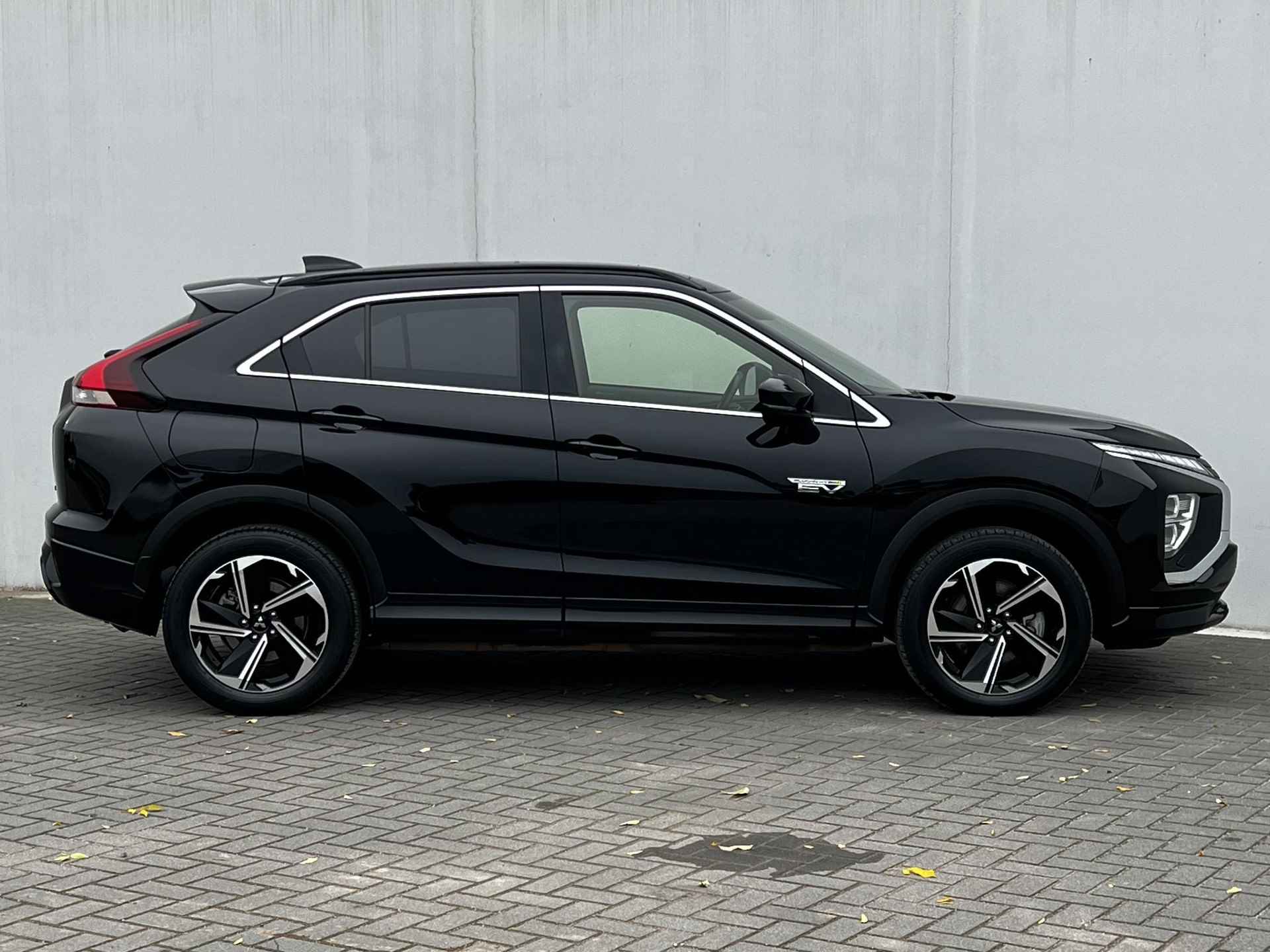 Mitsubishi Eclipse Cross 2.4 PHEV Prestige /  Schuifdak / 1500kg Trekgewicht / Apple Carplay Android /  EAER bereik 45 km / EAER bereik stad 55 km / - 37/52