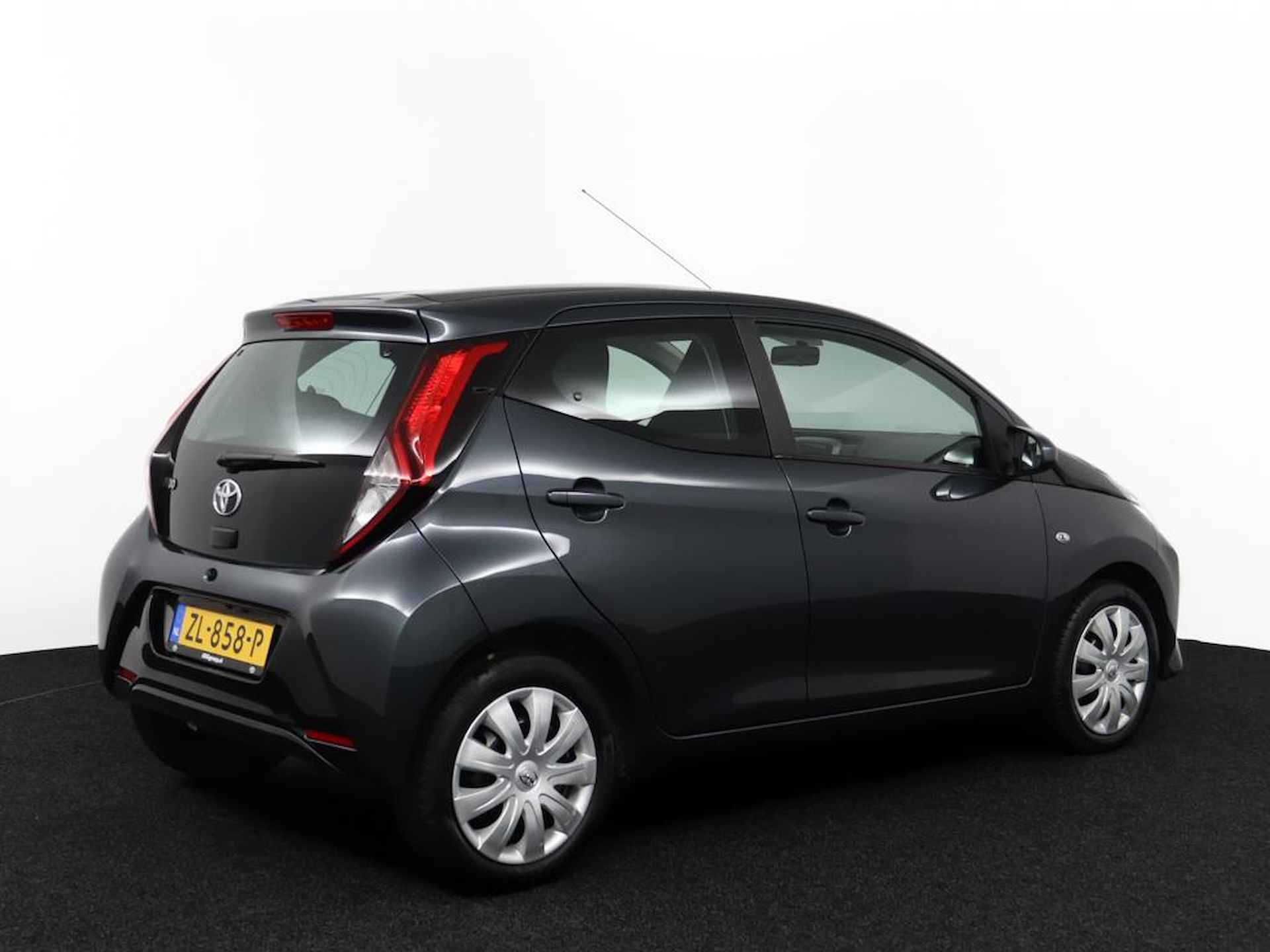 Toyota Aygo 1.0 VVT-i x-play | Apple Carplay/Android Auto | Parkeercamera | Airco | - 2/44