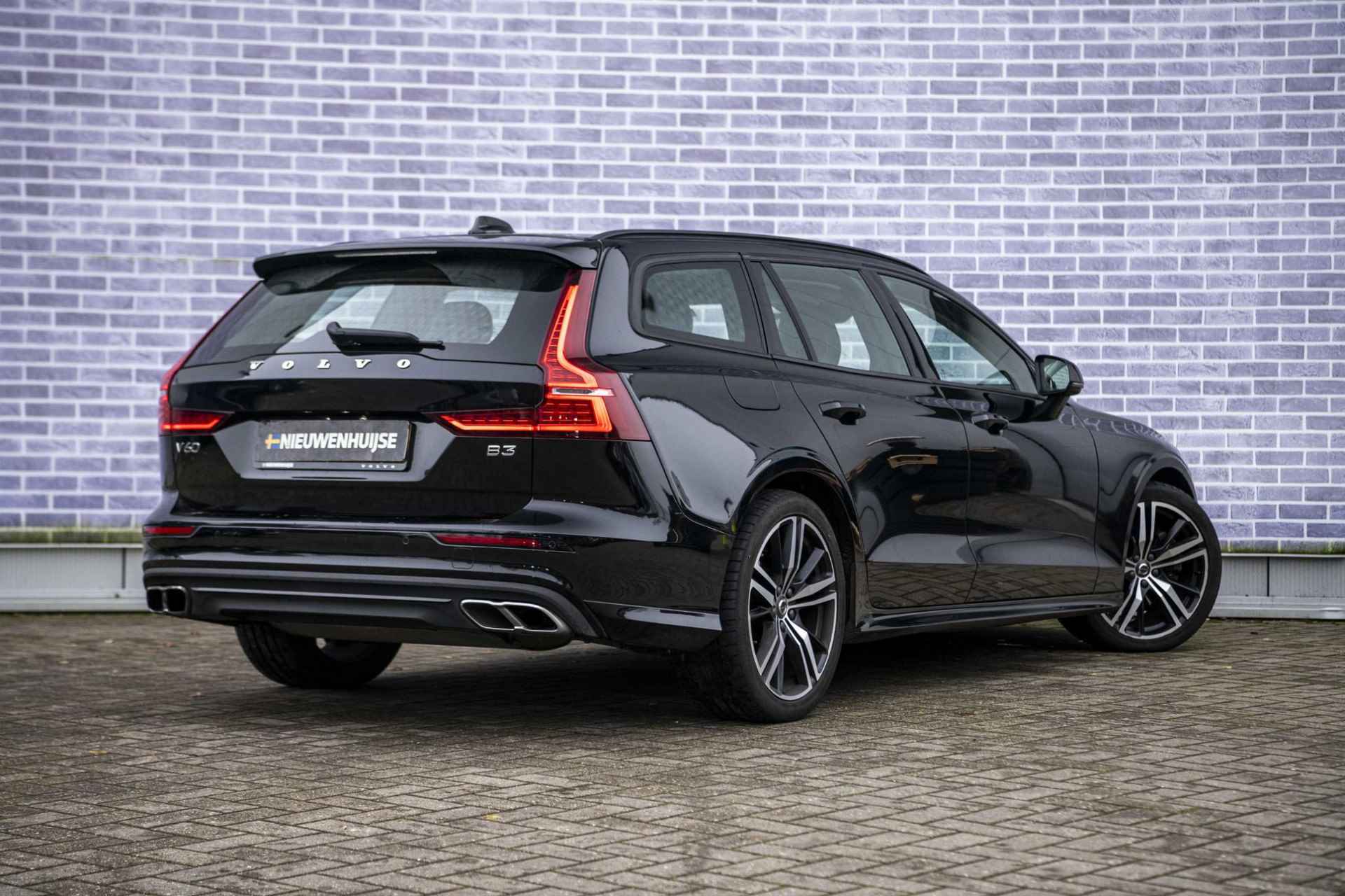 Volvo V60 2.0 B3 Momentum Advantage | Trekhaak l Sports Pack l Styling Set l Driver Assist l Park Assist l Climate l Leder l - 4/35