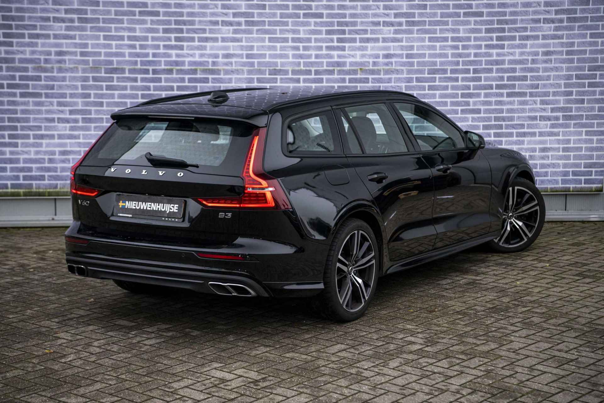 Volvo V60 2.0 B3 Momentum Advantage | Trekhaak l Sports Pack l Styling Set l Driver Assist l Park Assist l Climate l Leder l - 17/35