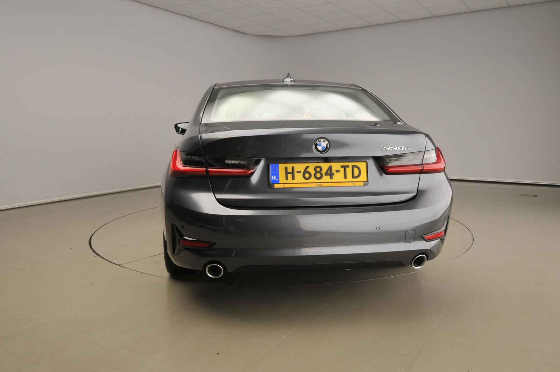 BMW 3-serie Sedan 330e | LED | Leder | Navigatie | Trekhaak | Sportstoelen | Active cruise | DAB | Hifi speakers | Alu 17 inch - 4/44