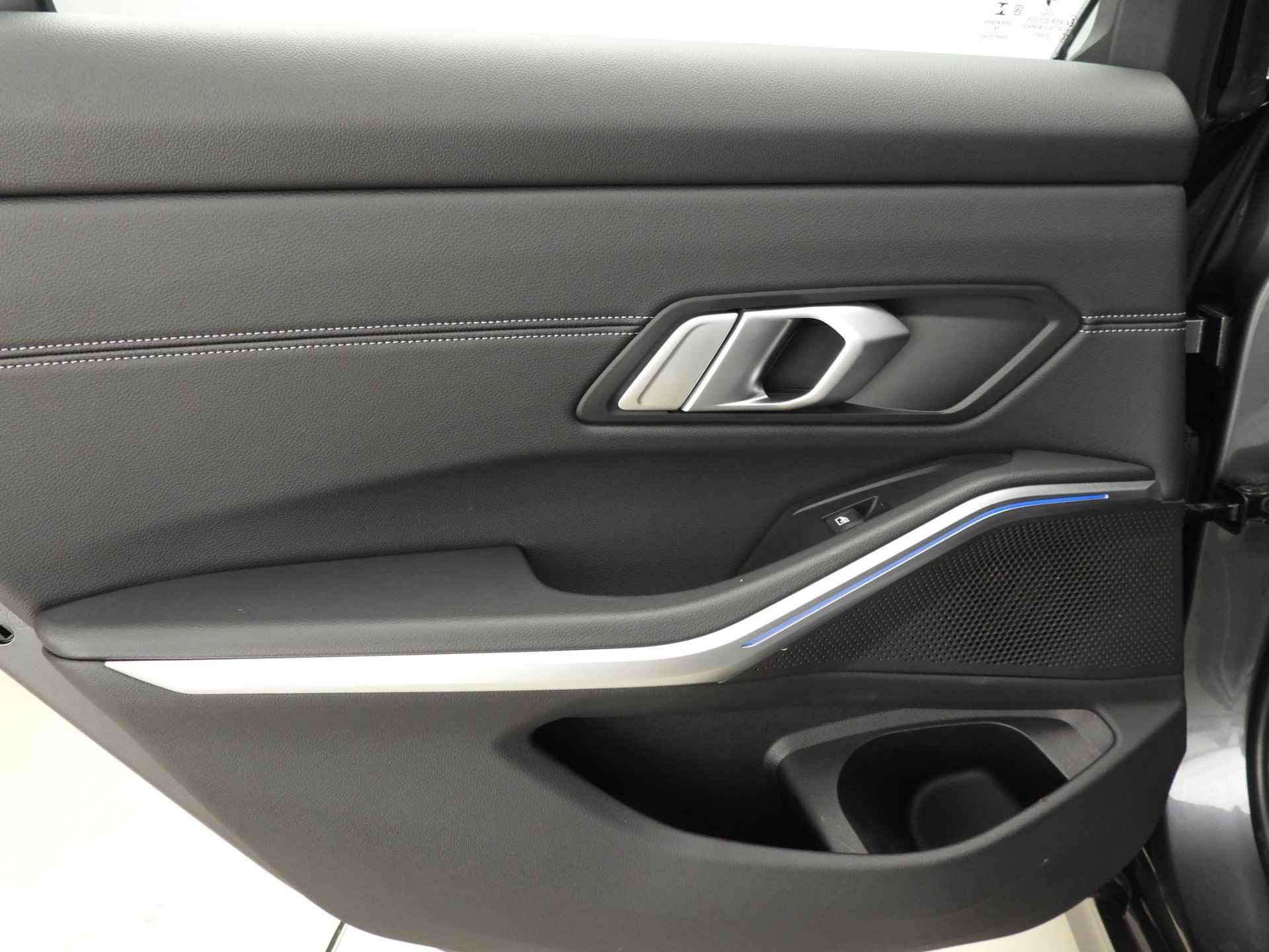 BMW 3-serie Sedan 330e | LED | Leder | Navigatie | Trekhaak | Sportstoelen | Active cruise | DAB | Hifi speakers | Alu 17 inch - 22/44