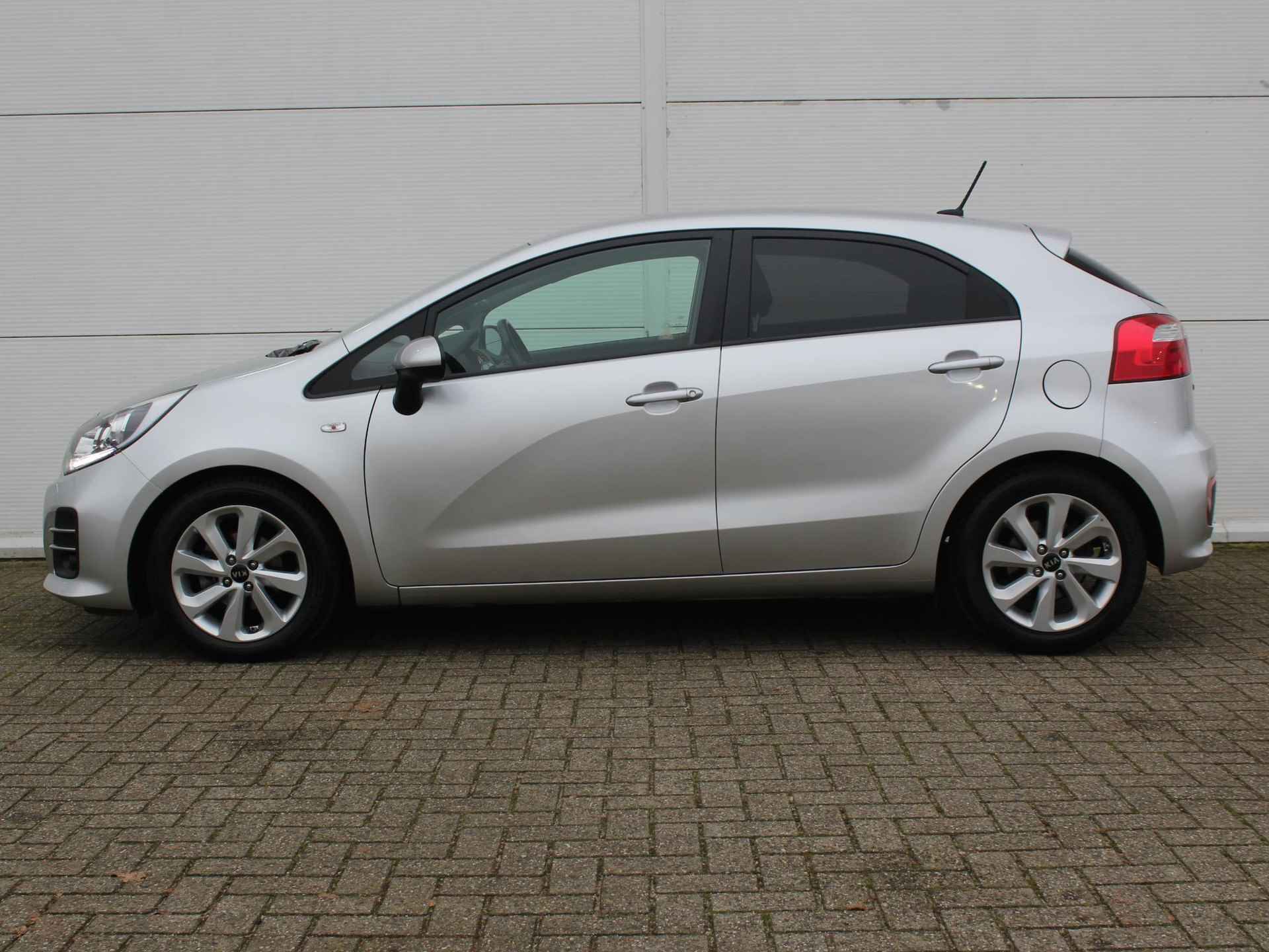 Kia Rio 1.2 CVVT DynamicLine / Navigatie / Achteruitrijcamera / Airco / Cruise Control / Bluetooth / - 8/35