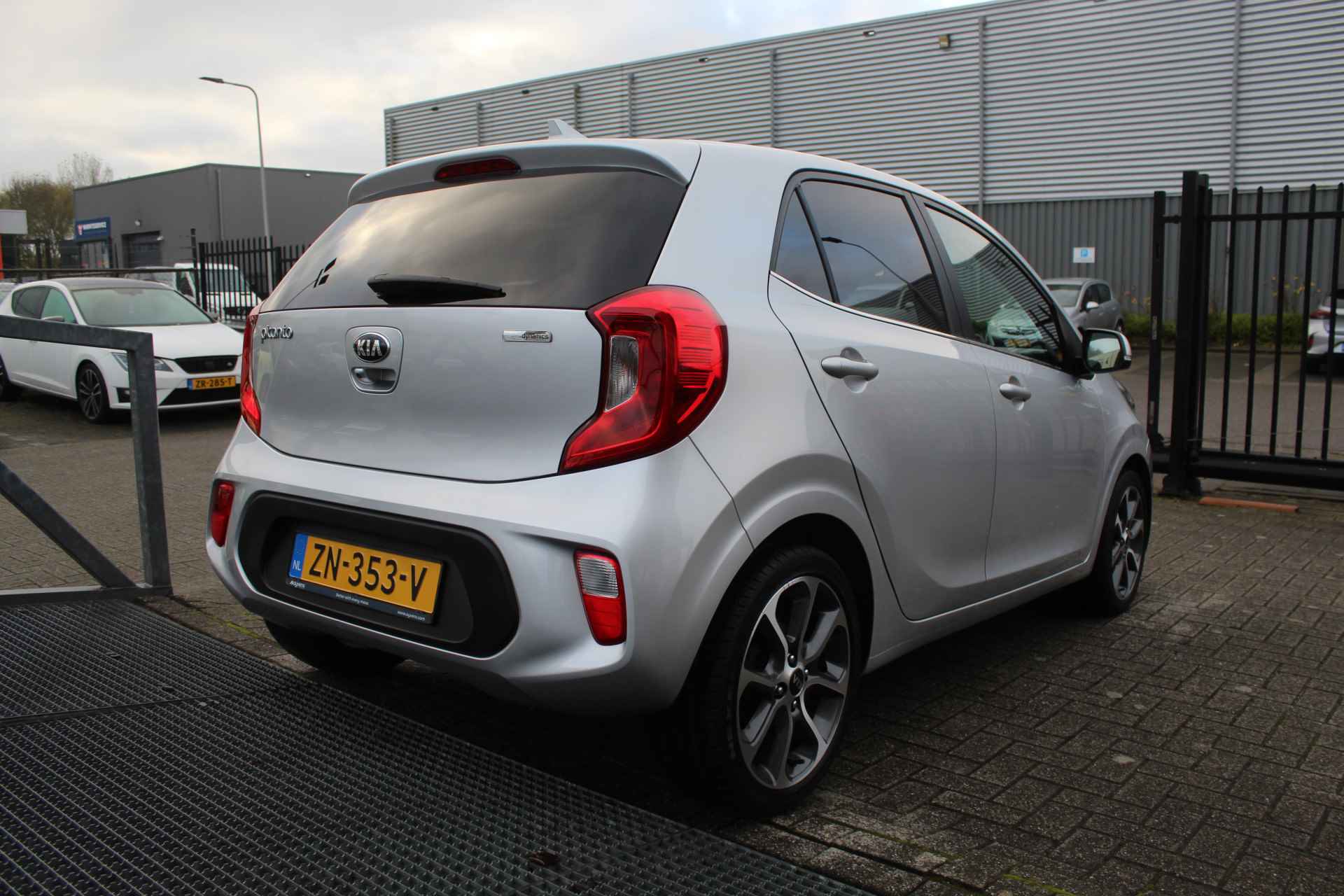 Kia Picanto 1.0 CVVT Design Edition Camera/Licht metaal/Navigatie/Cruise en climate control/Spiegels inklap en verwarmbaar/Half leder - 8/21