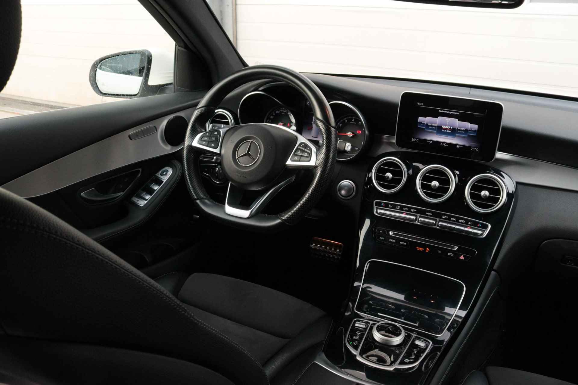 Mercedes-Benz GLC GLC 250 Automaat 4MATIC AMG Line | Premium Pakket | Sfeerverlichting | Stoelverwarming | Parktronic | Camera | Spiegelpakket | Zitcomfortpakket - 28/35