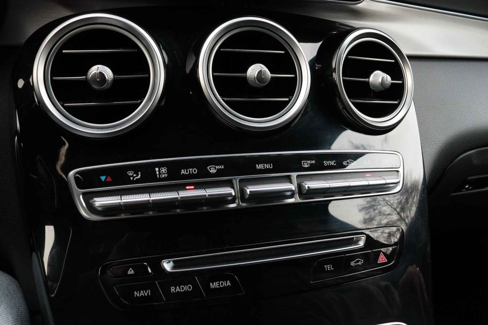 Mercedes-Benz GLC GLC 250 Automaat 4MATIC AMG Line | Premium Pakket | Sfeerverlichting | Stoelverwarming | Parktronic | Camera | Spiegelpakket | Zitcomfortpakket - 30/35