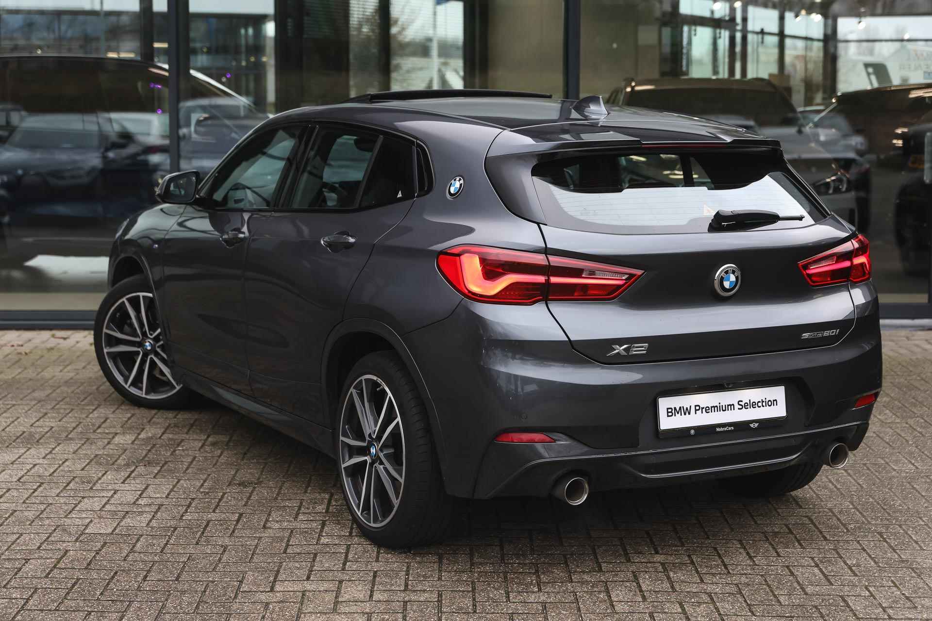 BMW X2 sDrive20i Executive M Sport Automaat / Panoramadak / Trekhaak / Achteruitrijcamera / LED / Park Assistant / Head-Up / M Sportstoelen / Comfort Access - 3/35