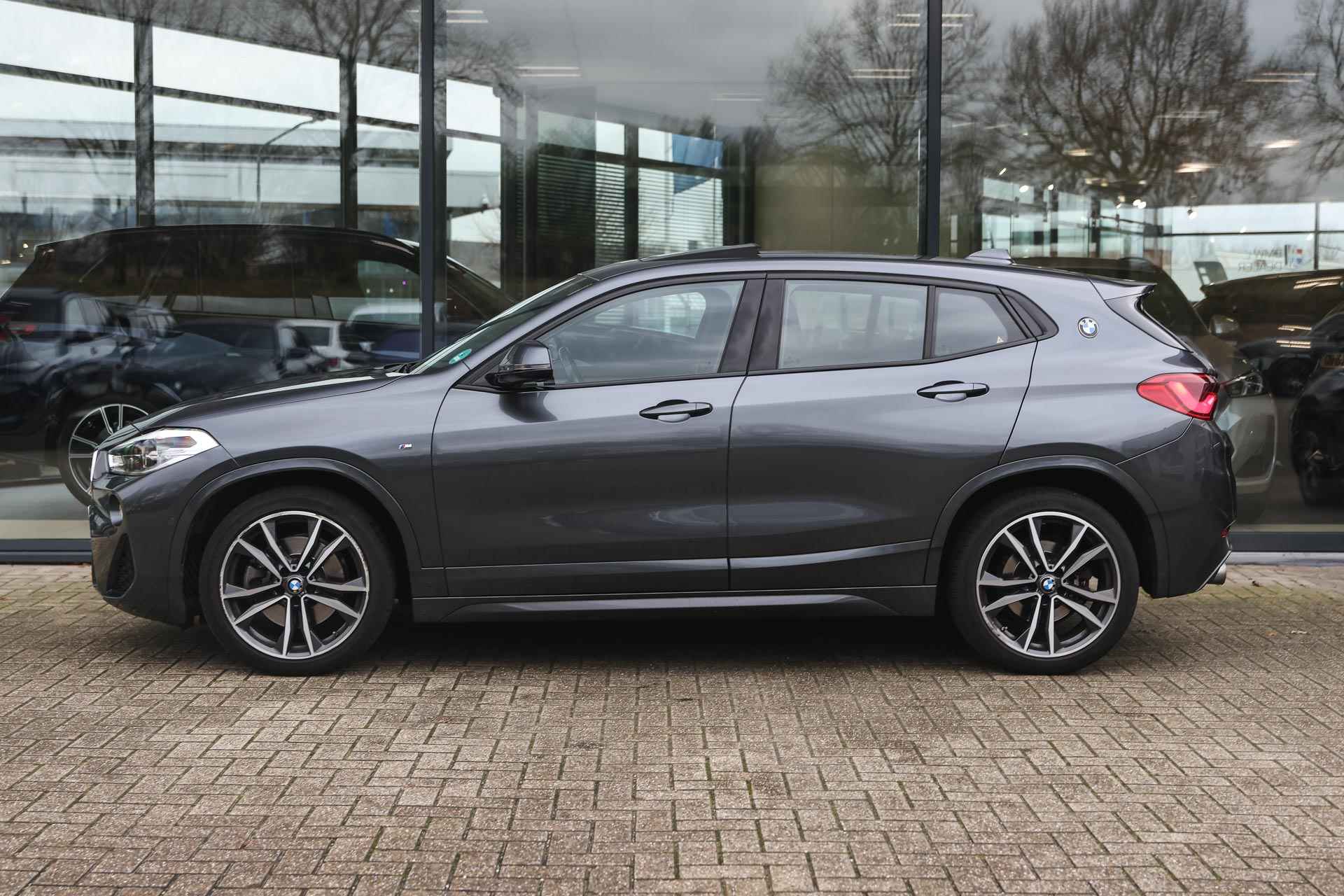 BMW X2 sDrive20i Executive M Sport Automaat / Panoramadak / Trekhaak / Achteruitrijcamera / LED / Park Assistant / Head-Up / M Sportstoelen / Comfort Access - 9/35