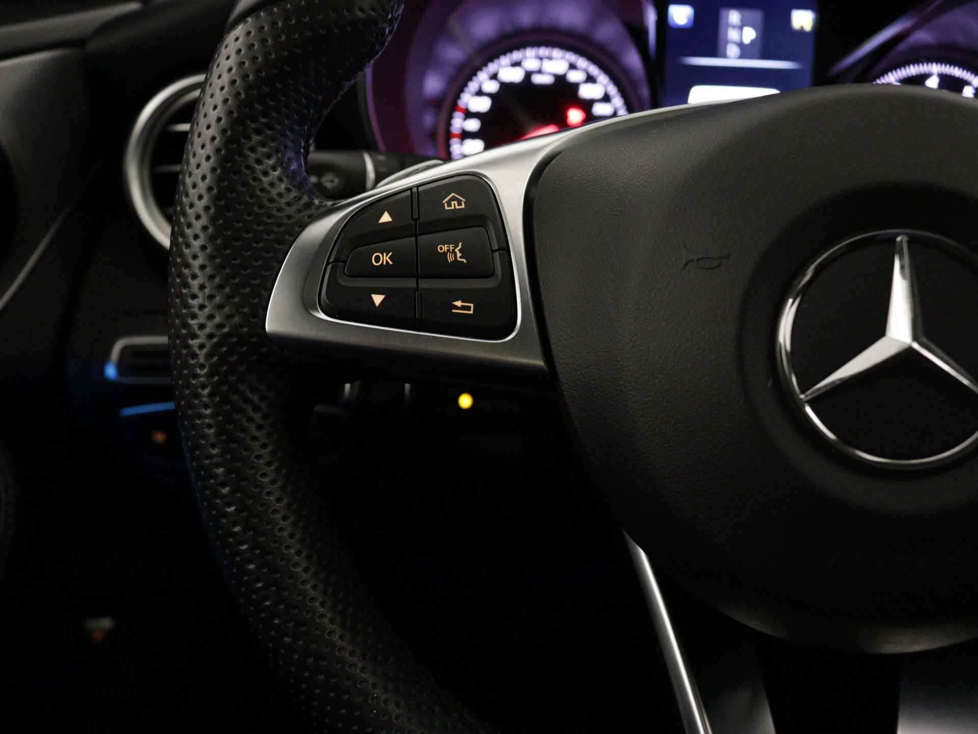 Mercedes-Benz C-Klasse 180 Premium AMG | Panoramadak | AMG Styling | Panamera Grille | Achteruitrijcamera | Leder | Inclusief 24 maanden Mercedes-Benz Certified garantie voor Europa. - 19/40