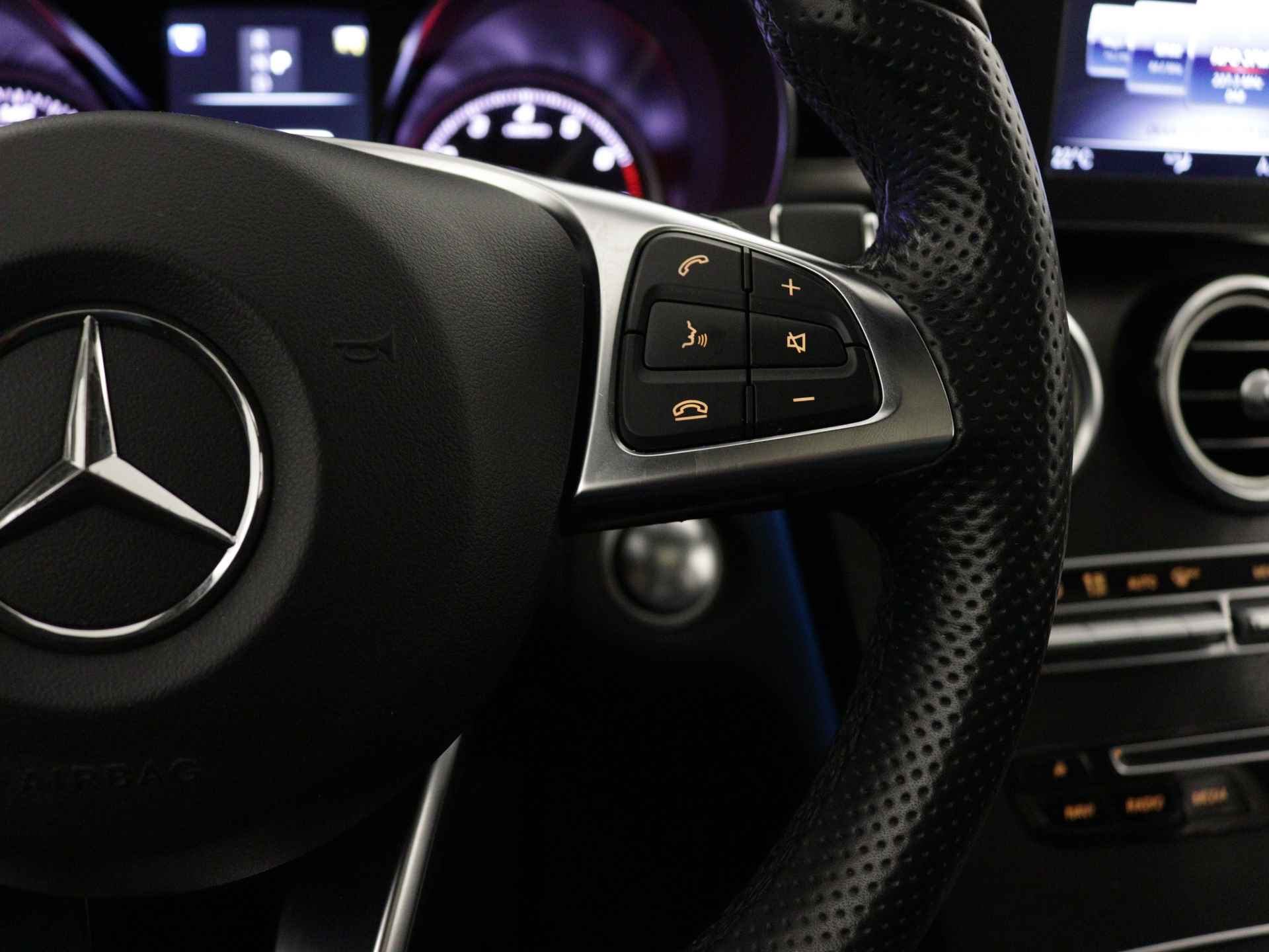 Mercedes-Benz C-Klasse 180 Premium AMG | Panoramadak | AMG Styling | Panamera Grille | Achteruitrijcamera | Leder | Inclusief 24 maanden Mercedes-Benz Certified garantie voor Europa. - 20/40