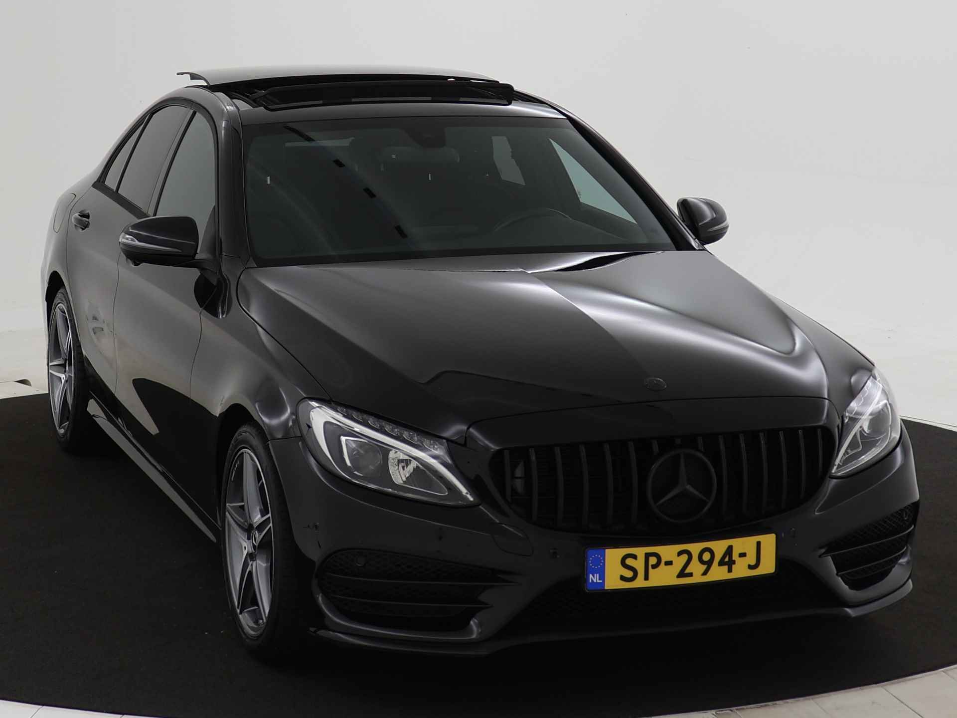 Mercedes-Benz C-Klasse 180 Premium AMG | Panoramadak | AMG Styling | Panamera Grille | Achteruitrijcamera | Leder | Inclusief 24 maanden Mercedes-Benz Certified garantie voor Europa. - 25/40