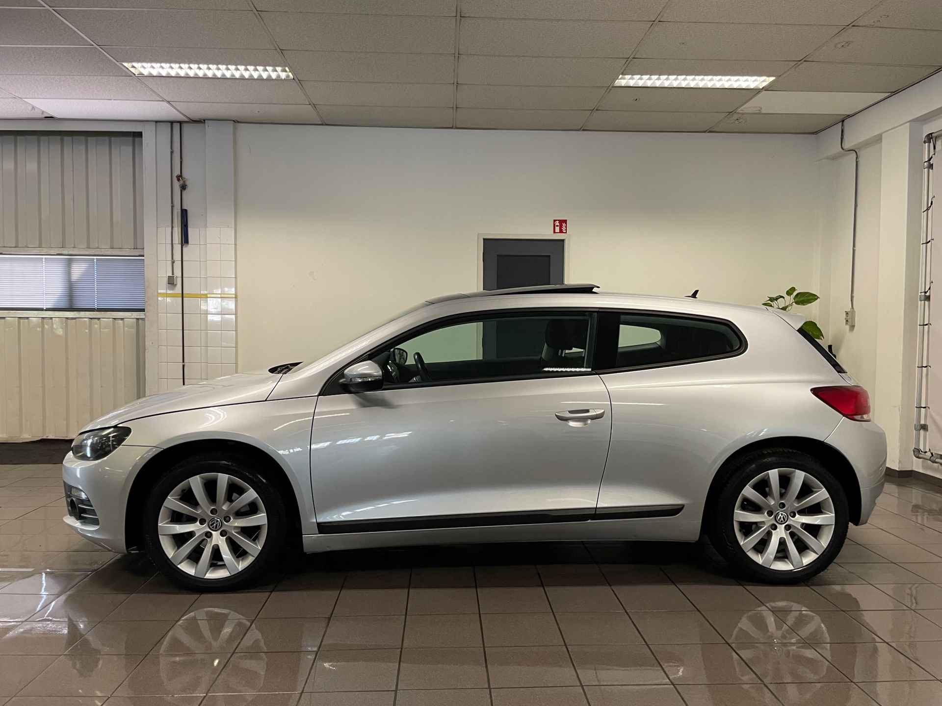 Volkswagen Scirocco 1.4 TSI * NL auto / Panorama kantel dak / Navigatie / Nieuw staat * - 2/24