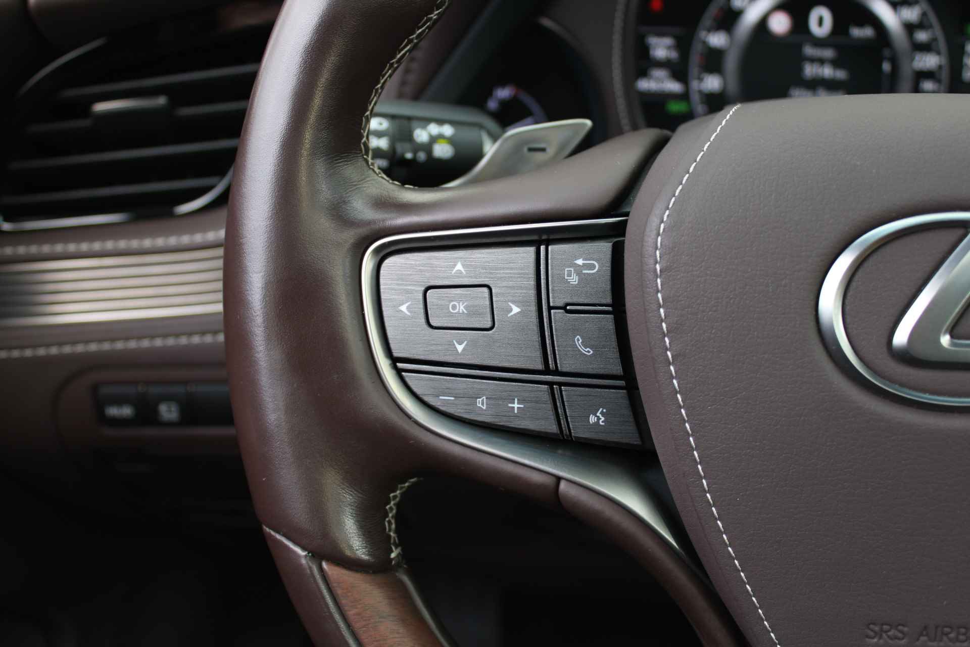 Lexus LS 500h AWD President Line | Full Options | Orig. NL | Uniek | Mark Levinson Audio | Ottoman rear seat | 359PK  | Luxe Leder | 1e eigenaar | - 13/38