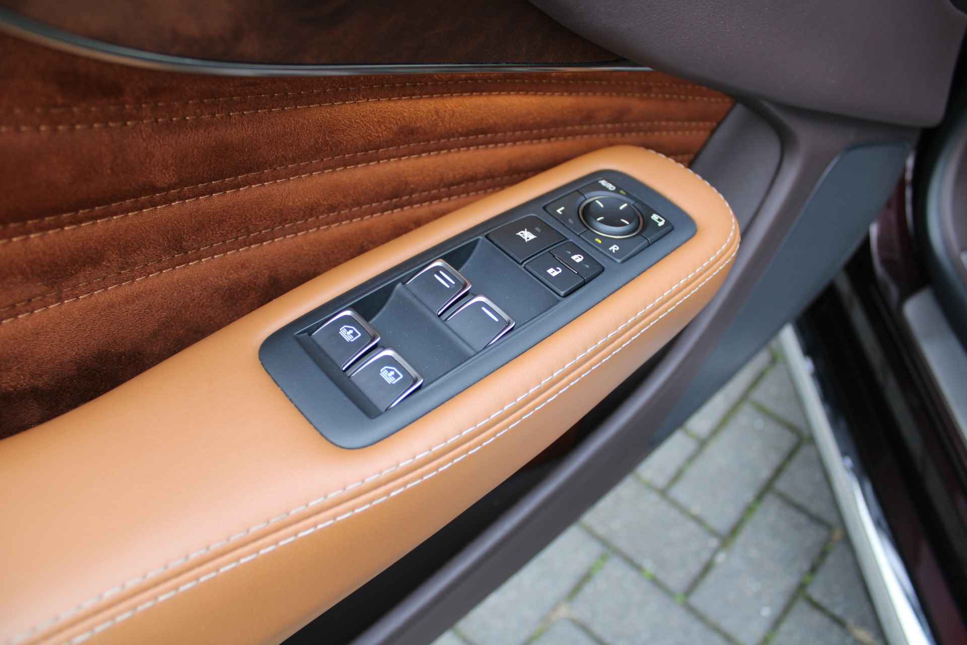 Lexus LS 500h AWD President Line | Full Options | Orig. NL | Uniek | Mark Levinson Audio | Ottoman rear seat | 359PK  | Luxe Leder | 1e eigenaar | - 28/38