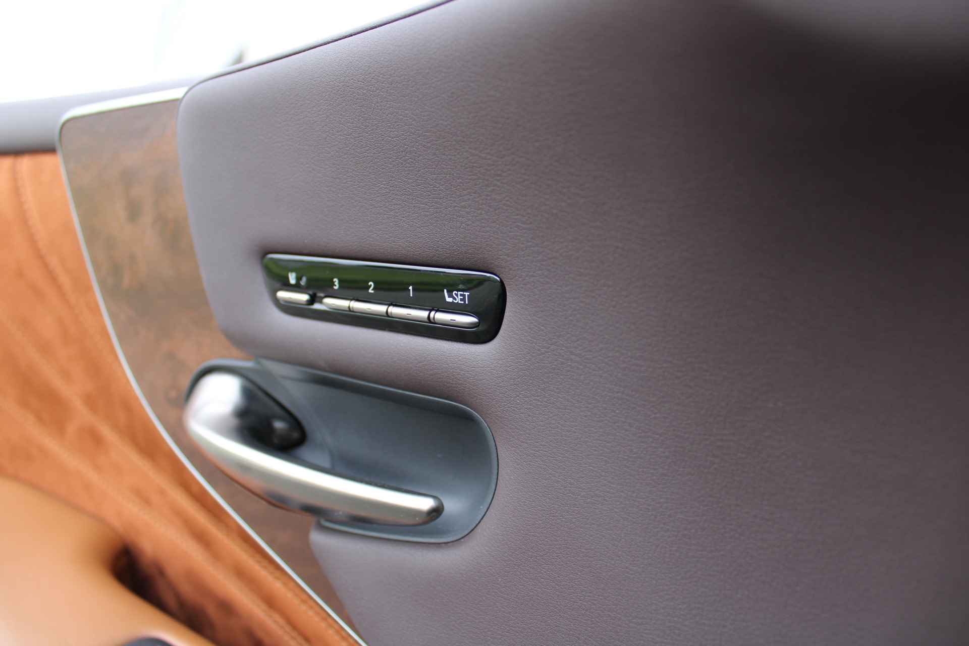 Lexus LS 500h AWD President Line | Full Options | Orig. NL | Uniek | Mark Levinson Audio | Ottoman rear seat | 359PK  | Luxe Leder | 1e eigenaar | - 29/38