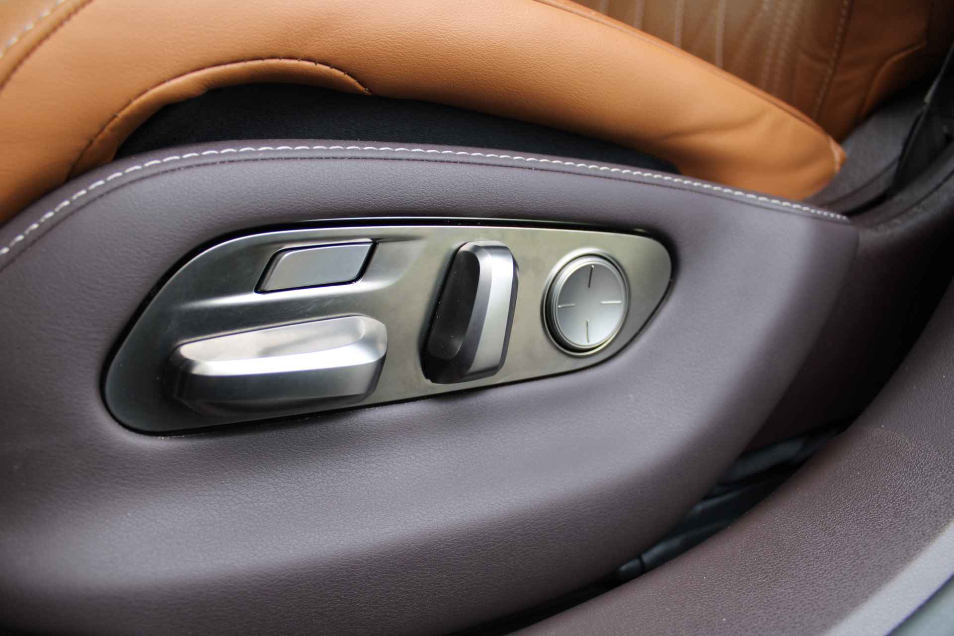 Lexus LS 500h AWD President Line | Full Options | Orig. NL | Uniek | Mark Levinson Audio | Ottoman rear seat | 359PK  | Luxe Leder | 1e eigenaar | - 31/38