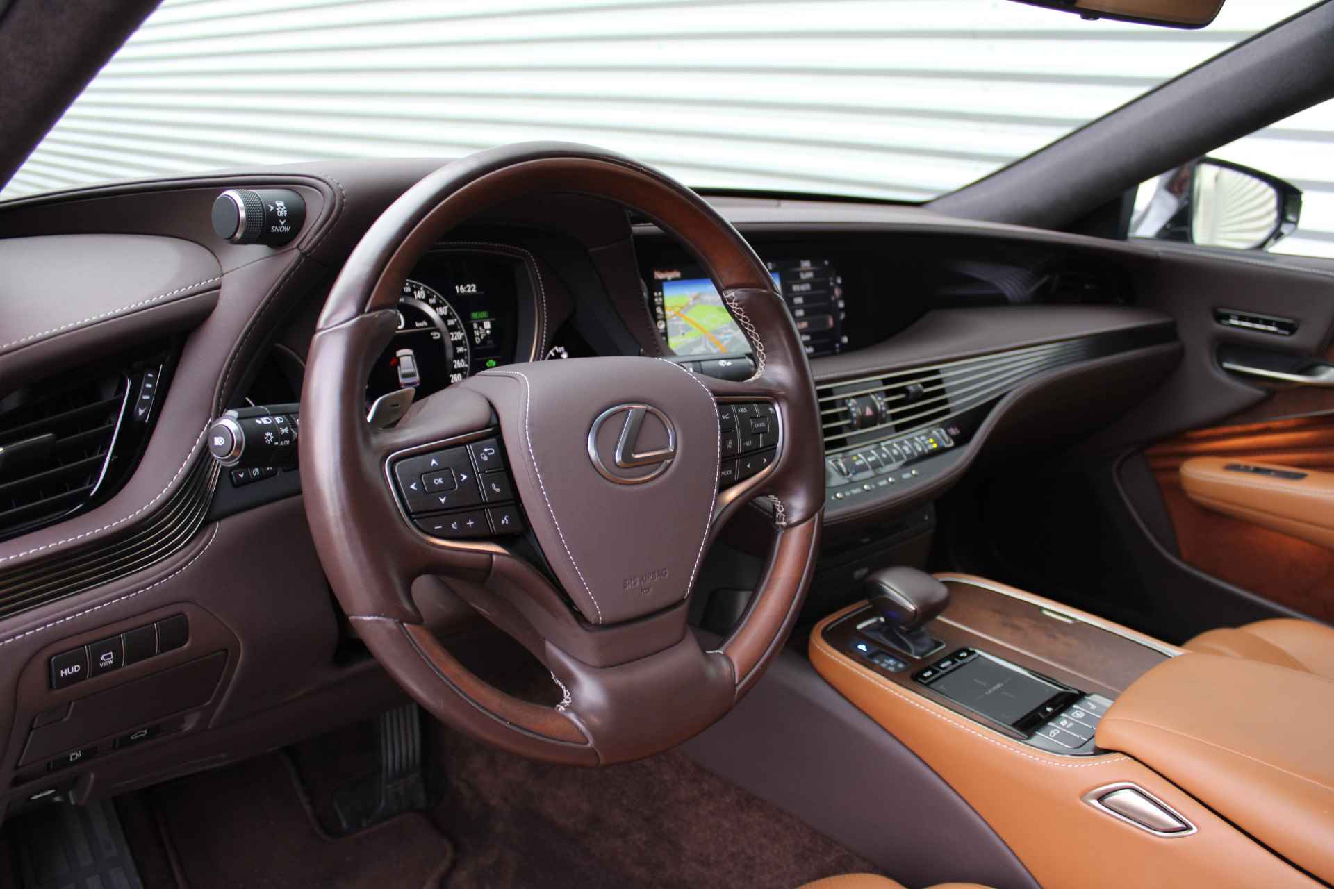 Lexus LS 500h AWD President Line | Full Options | Orig. NL | Uniek | Mark Levinson Audio | Ottoman rear seat | 359PK  | Luxe Leder | 1e eigenaar | - 32/38