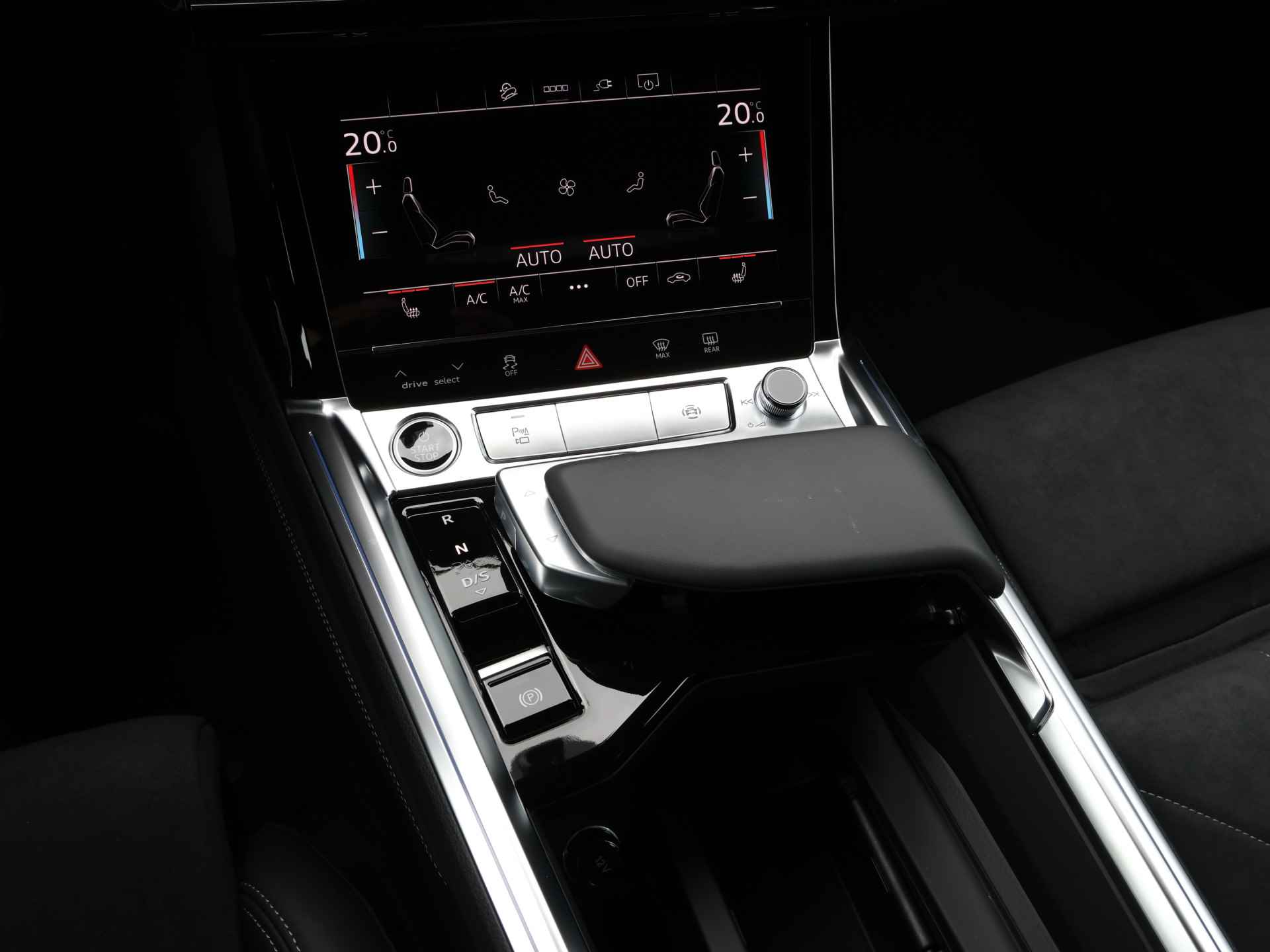 Audi Q8 e-tron 55 Quattro Advanced Edition Plus 115 kWh/408pk | Nu met 7.700,- | Optiekpakket zwart plus | Rood gespoten remzadels 18" | Sportstoelen | - 47/50