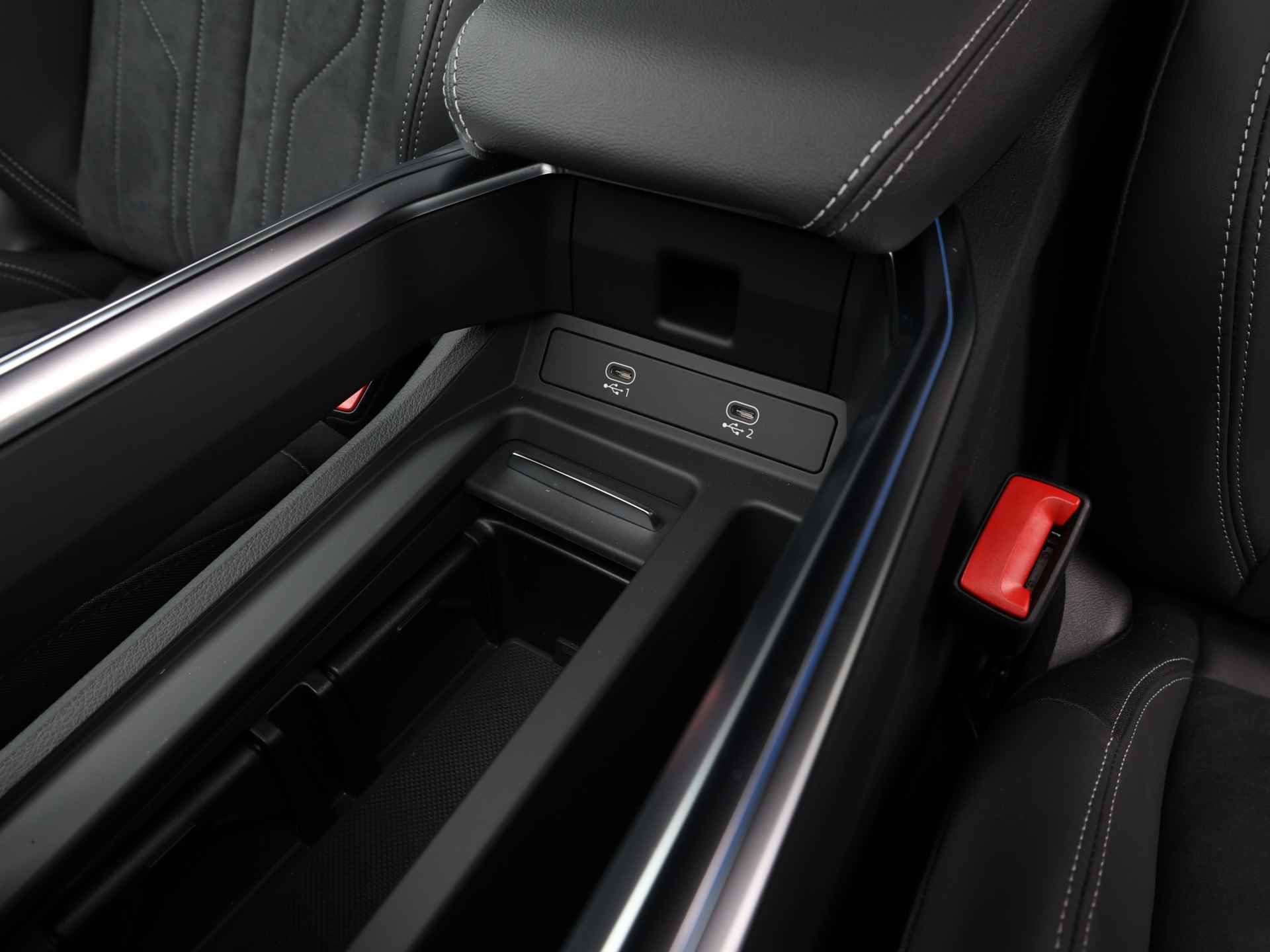 Audi Q8 e-tron 55 Quattro Advanced Edition Plus 115 kWh/408pk | Nu met 7.700,- | Optiekpakket zwart plus | Rood gespoten remzadels 18" | Sportstoelen | - 49/50