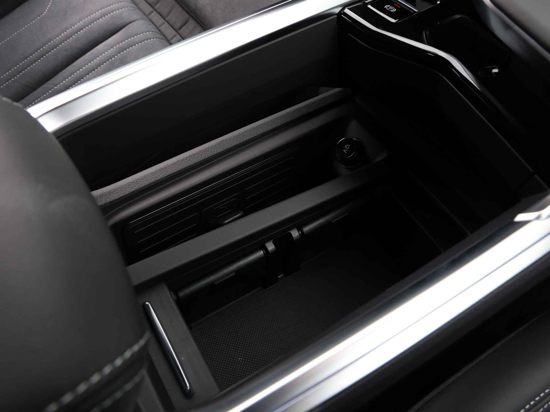 Audi Q8 e-tron 55 Quattro Advanced Edition Plus 115 kWh/408pk | Nu met 7.700,- | Optiekpakket zwart plus | Rood gespoten remzadels 18" | Sportstoelen | - 50/50