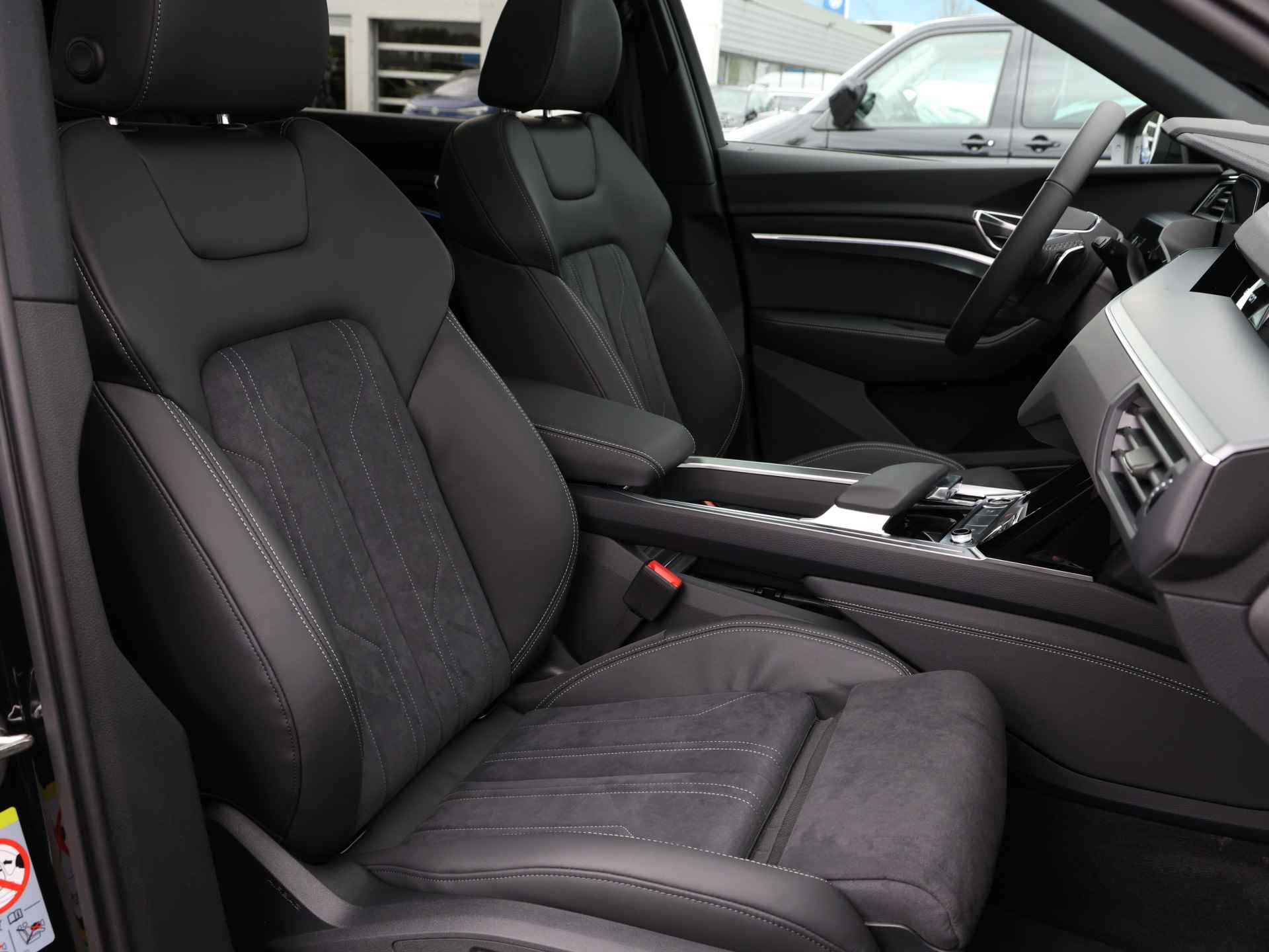 Audi Q8 e-tron 55 Quattro Advanced Edition Plus 115 kWh/408pk | Nu met 7.700,- | Optiekpakket zwart plus | Rood gespoten remzadels 18" | Sportstoelen | - 8/50