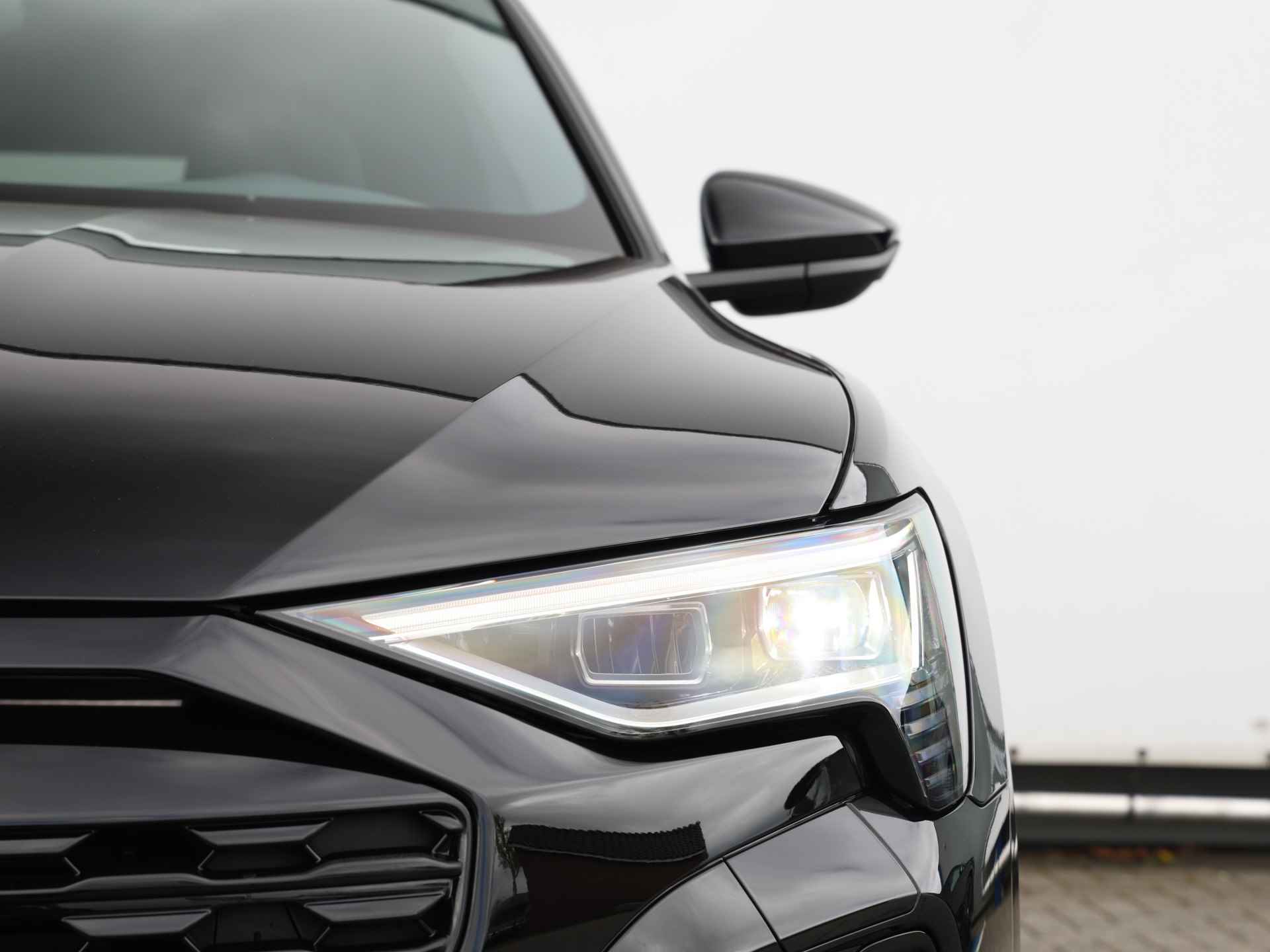 Audi Q8 e-tron 55 Quattro Advanced Edition Plus 115 kWh/408pk | Nu met 7.700,- | Optiekpakket zwart plus | Rood gespoten remzadels 18" | Sportstoelen | - 15/50