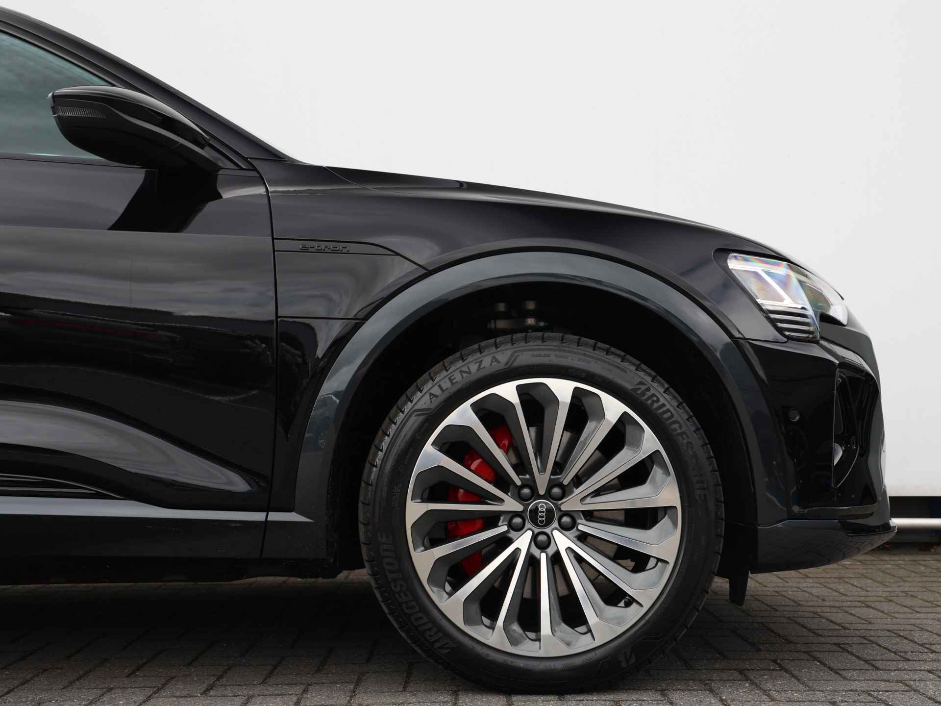 Audi Q8 e-tron 55 Quattro Advanced Edition Plus 115 kWh/408pk | Nu met 7.700,- | Optiekpakket zwart plus | Rood gespoten remzadels 18" | Sportstoelen | - 16/50