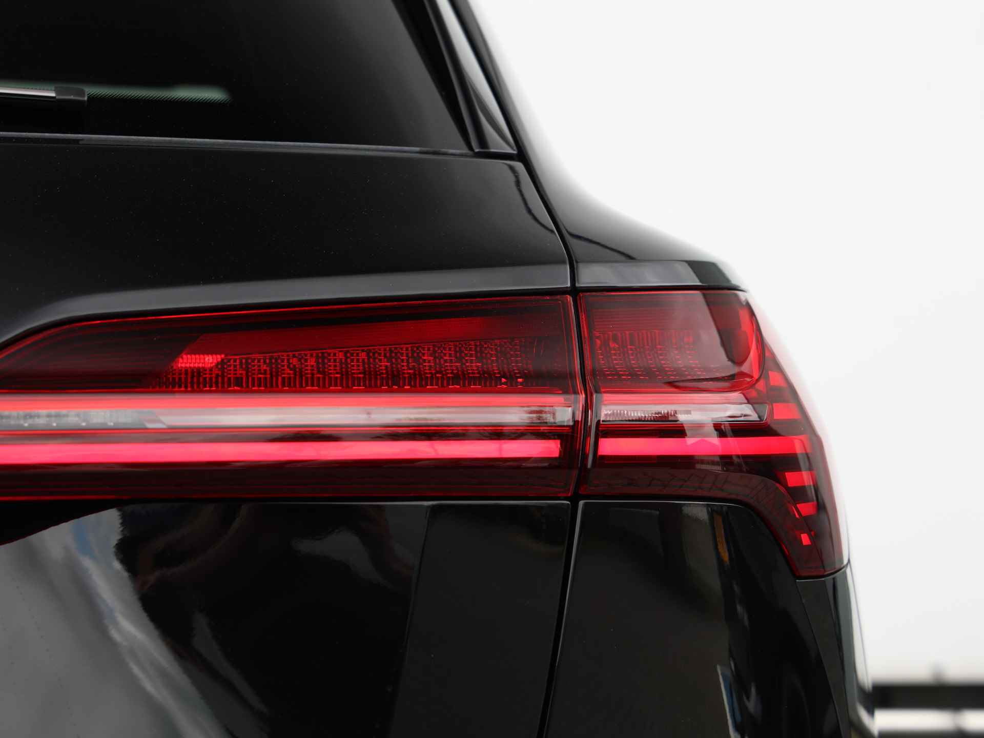 Audi Q8 e-tron 55 Quattro Advanced Edition Plus 115 kWh/408pk | Nu met 7.700,- | Optiekpakket zwart plus | Rood gespoten remzadels 18" | Sportstoelen | - 17/50