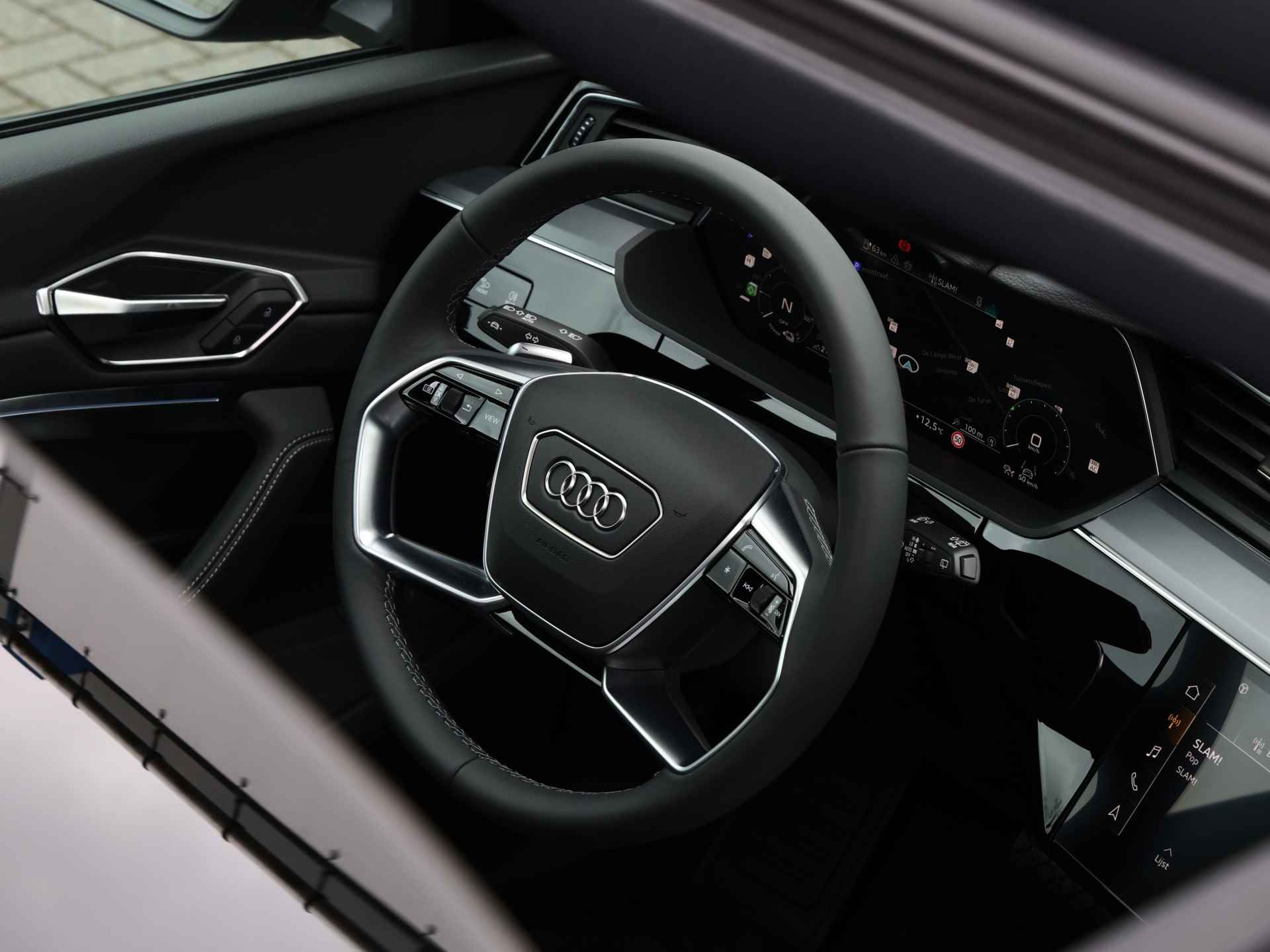Audi Q8 e-tron 55 Quattro Advanced Edition Plus 115 kWh/408pk | Nu met 7.700,- | Optiekpakket zwart plus | Rood gespoten remzadels 18" | Sportstoelen | - 20/50