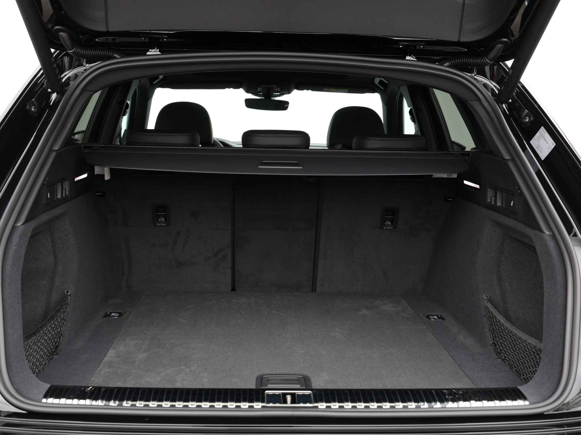 Audi Q8 e-tron 55 Quattro Advanced Edition Plus 115 kWh/408pk | Nu met 7.700,- | Optiekpakket zwart plus | Rood gespoten remzadels 18" | Sportstoelen | - 23/50