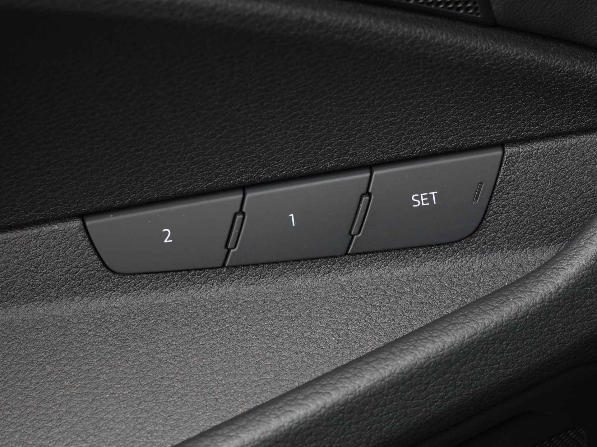 Audi Q8 e-tron 55 Quattro Advanced Edition Plus 115 kWh/408pk | Nu met 7.700,- | Optiekpakket zwart plus | Rood gespoten remzadels 18" | Sportstoelen | - 37/50