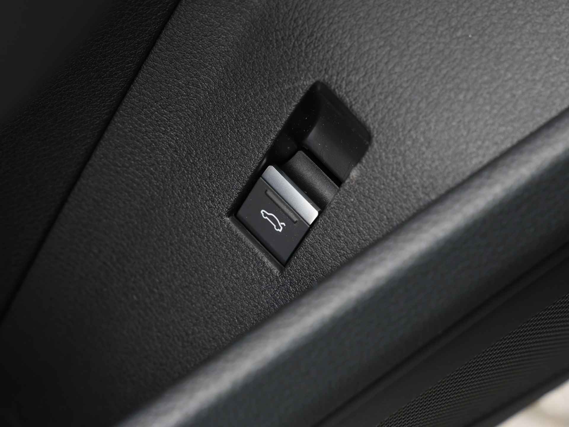 Audi Q8 e-tron 55 Quattro Advanced Edition Plus 115 kWh/408pk | Nu met 7.700,- | Optiekpakket zwart plus | Rood gespoten remzadels 18" | Sportstoelen | - 39/50