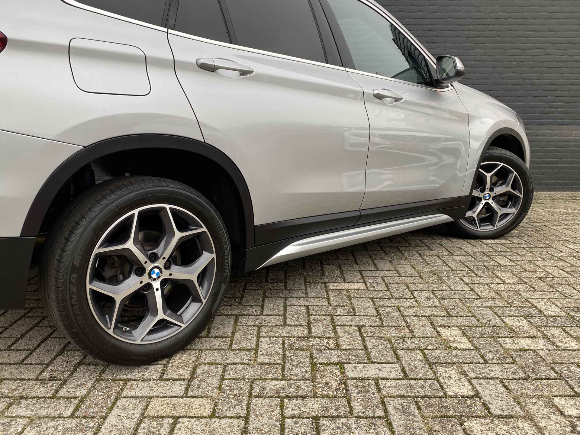 BMW X1 sDrive18i 140 pk Executive Edition AUT. | 1e eigenaar | navigatie | bruin leder interieur | trekhaak | lichtmetalen velgen 18'' - 11/46