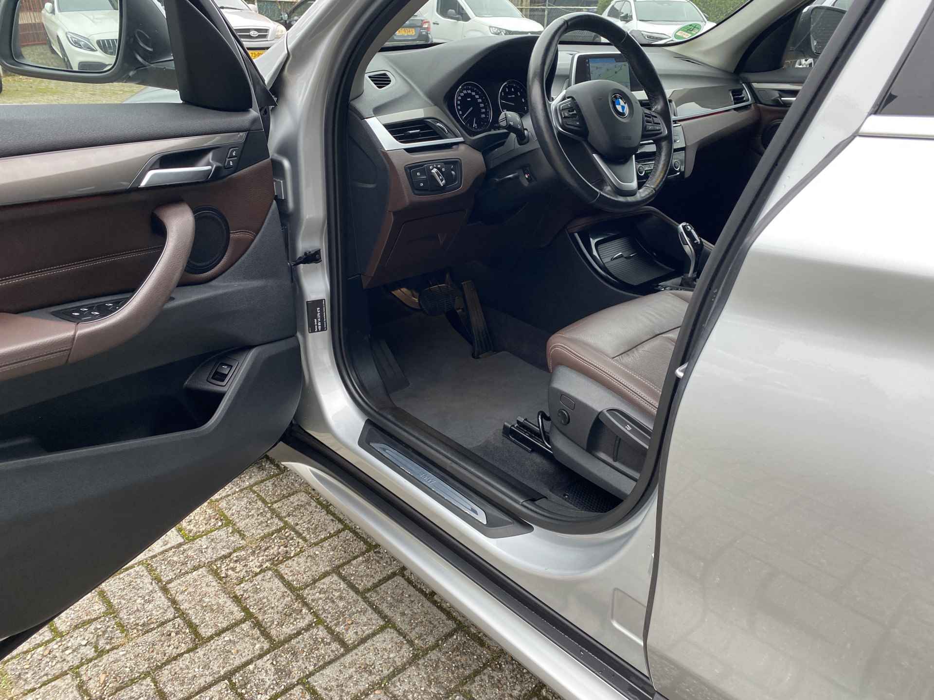 BMW X1 sDrive18i 140 pk Executive Edition AUT. | 1e eigenaar | navigatie | bruin leder interieur | trekhaak | lichtmetalen velgen 18'' - 18/46