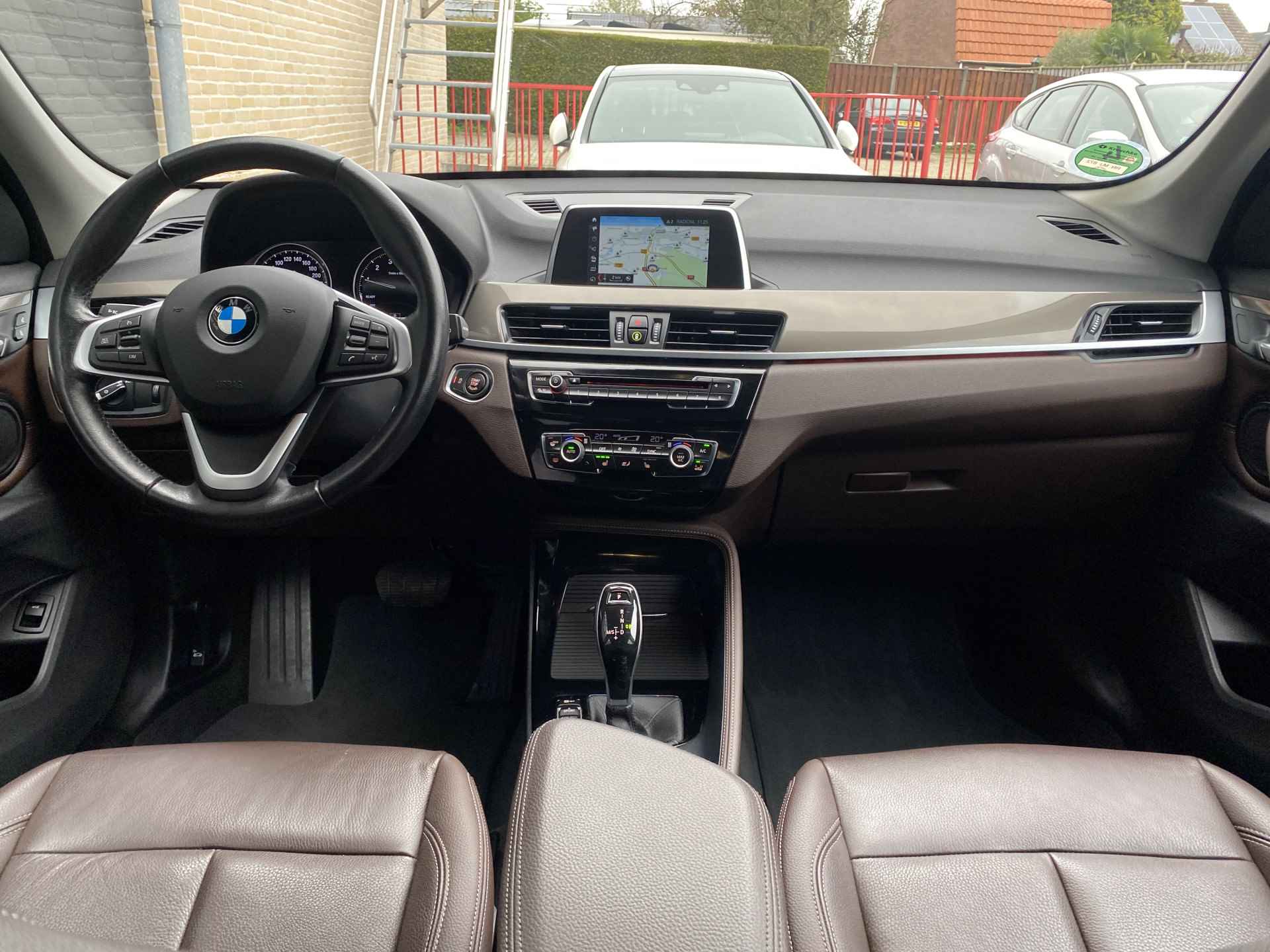 BMW X1 sDrive18i 140 pk Executive Edition AUT. | 1e eigenaar | navigatie | bruin leder interieur | trekhaak | lichtmetalen velgen 18'' - 20/46