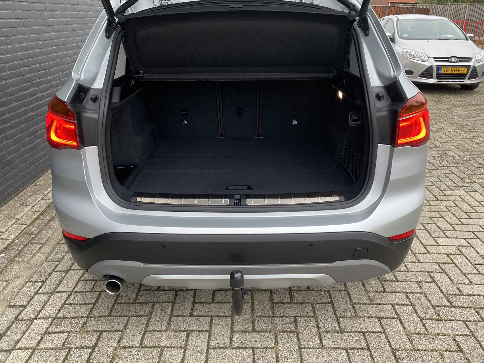 BMW X1 sDrive18i 140 pk Executive Edition AUT. | 1e eigenaar | navigatie | bruin leder interieur | trekhaak | lichtmetalen velgen 18'' - 25/46