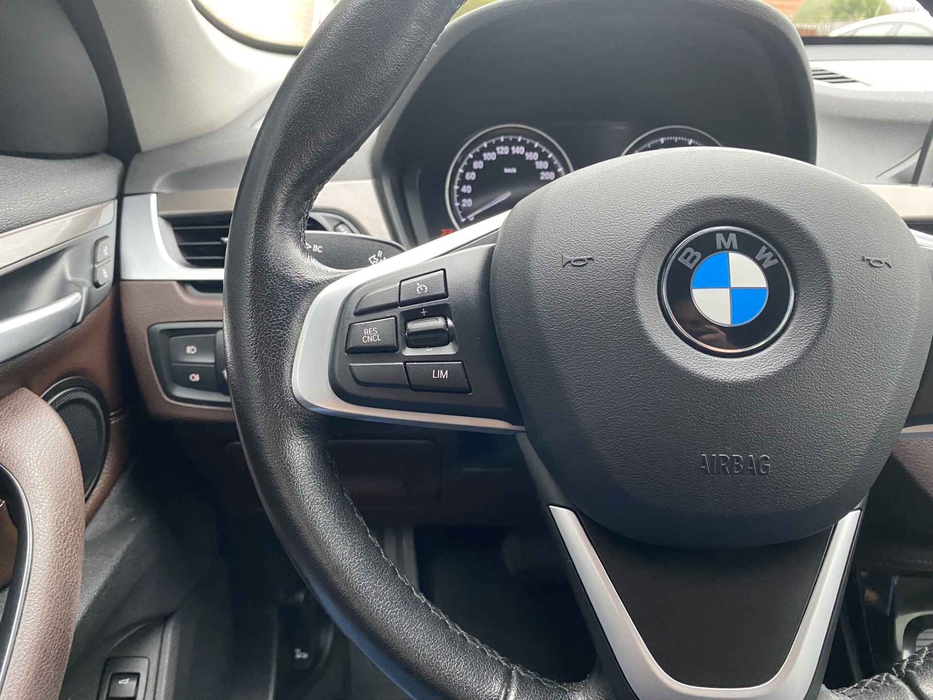 BMW X1 sDrive18i 140 pk Executive Edition AUT. | 1e eigenaar | navigatie | bruin leder interieur | trekhaak | lichtmetalen velgen 18'' - 36/46