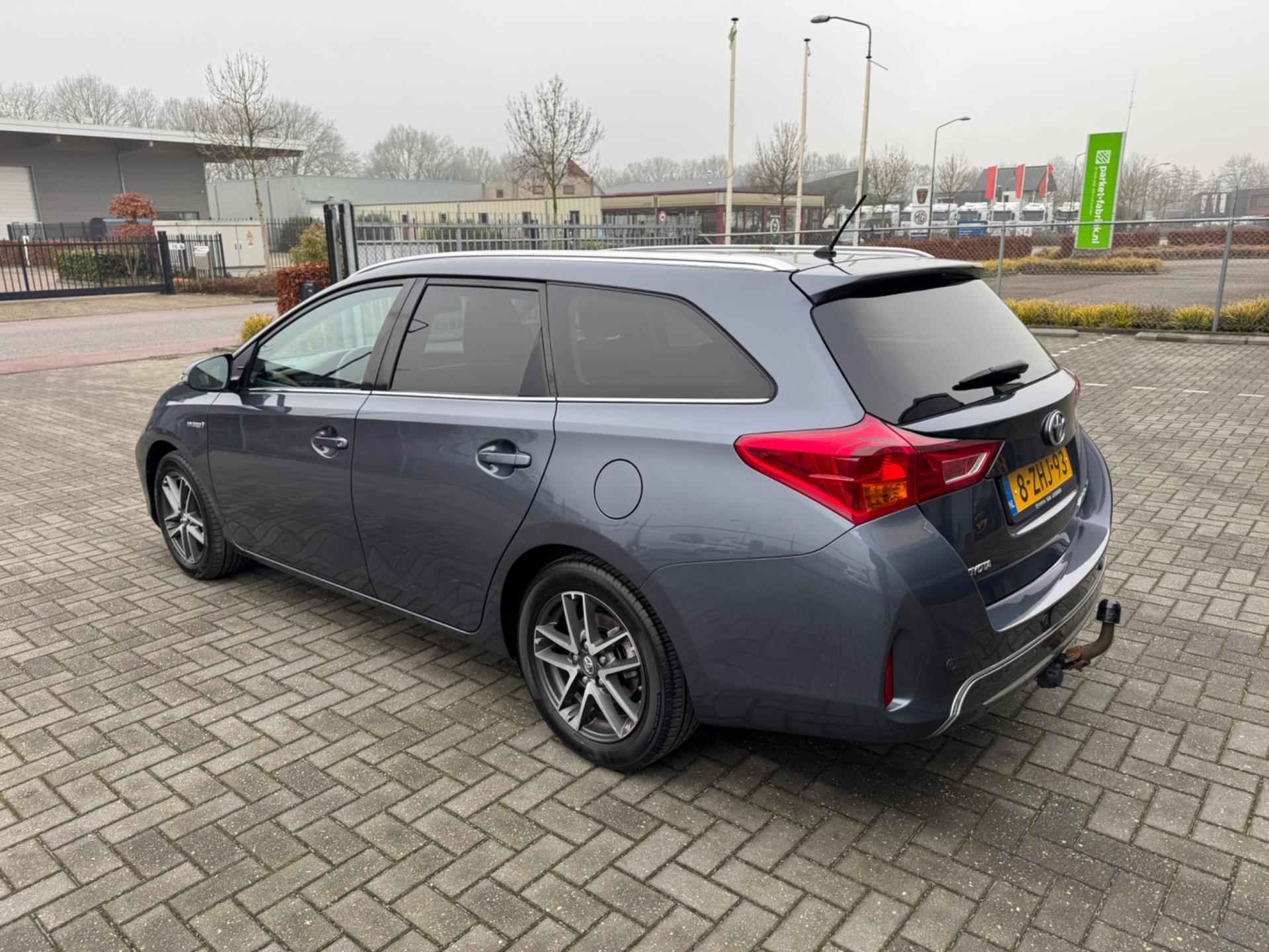 Toyota Auris Touring Sports 1.8 Hybrid Lease - 8/33