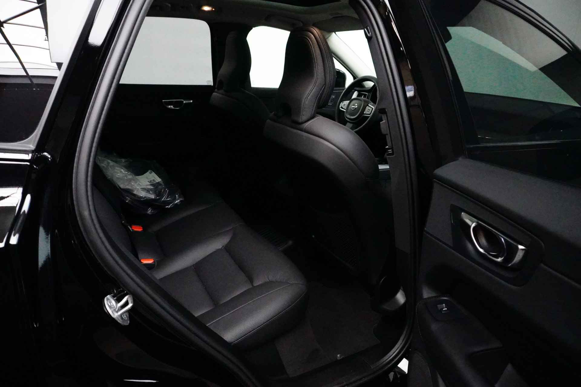 Volvo XC60 T6 AWD Plus Dark | Panoramadak | Adaptive Cruise | 21 Inch | Camera | Memory Seats | BLIS | Trekhaak - 7/32